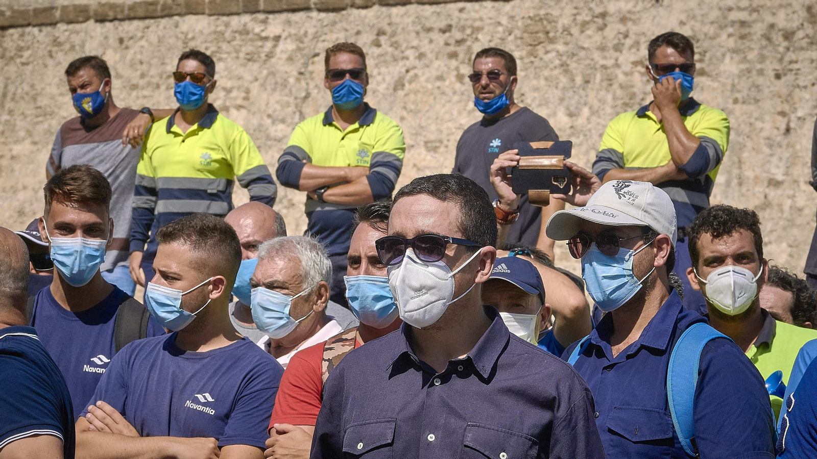Los trabajadores de Navantia Puerto Real concentrados frente a la Subdelegación del Gobierno.