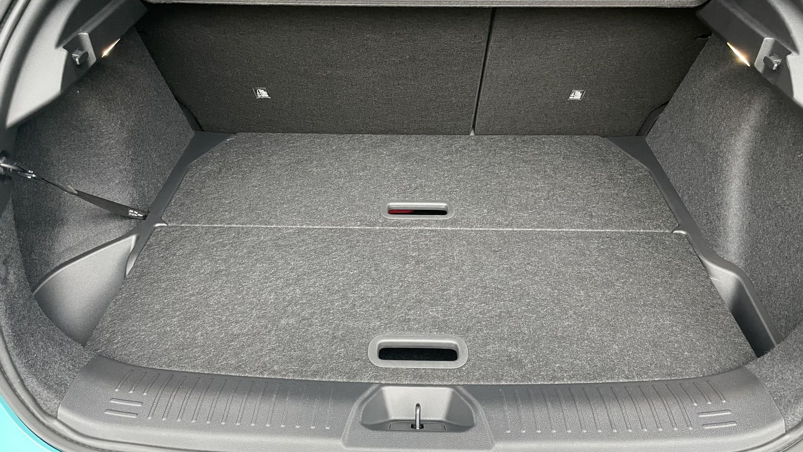 El plano de carga queda lejos del suelo si se le compara con un turismo. La configuración del maletero con los suelos móviles instalados da un volumen de 358 litros en la zona superior.