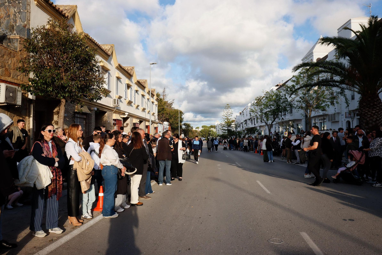 Imágenes de la salida de la Soledad en la Semana Santa de Chiclana 2025