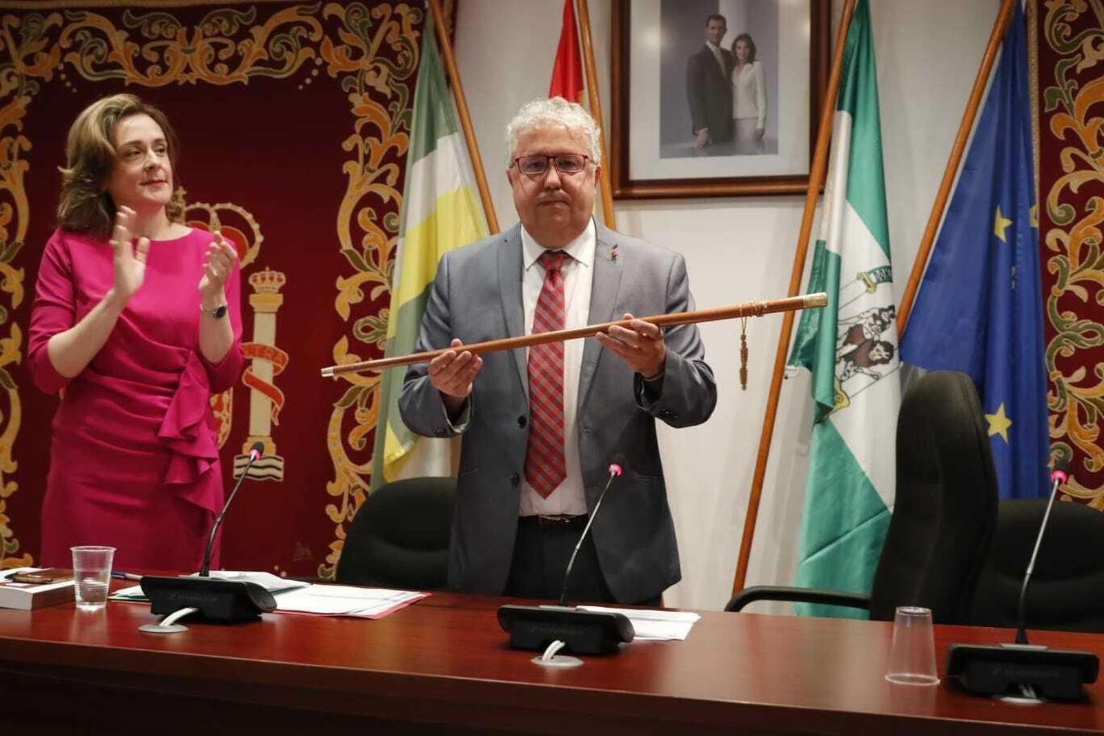 El reelegido alcalde de Bormujos, Francisco Molina Haro (PSOE), con el bastón de mando, este sábado.