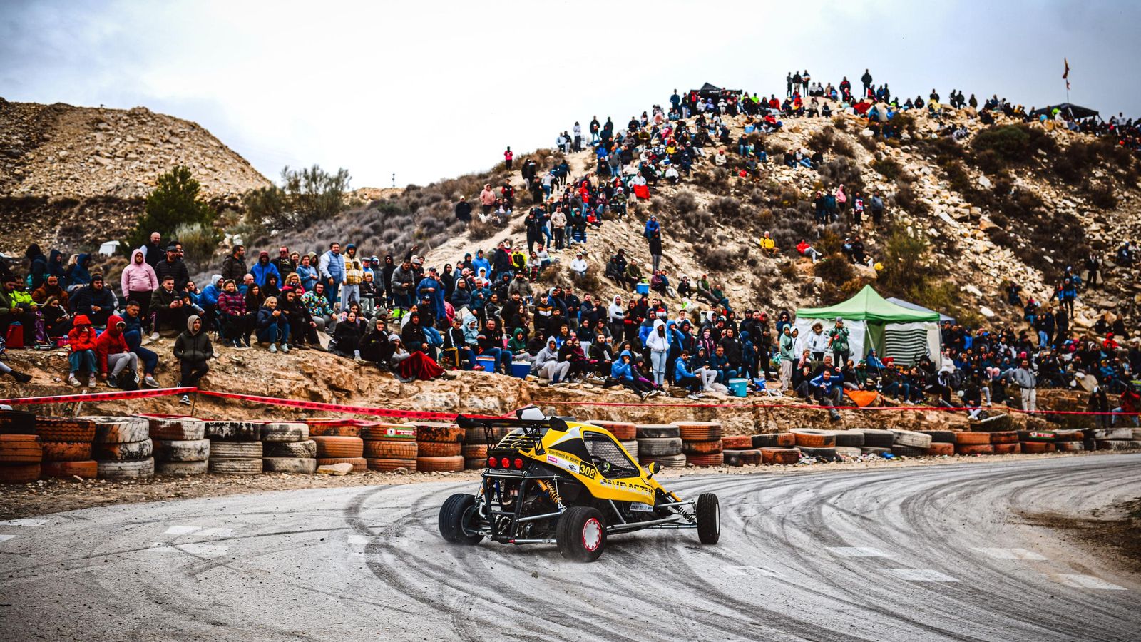 Uno de los vehículos participantes a su paso por uno de los tramos del circuito en Macael.