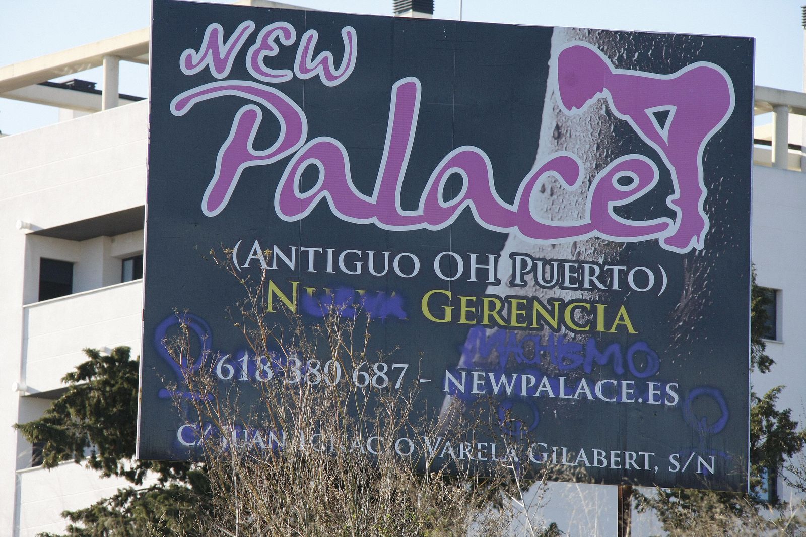 Un cartel del 'New Palace' cercano al local, ubicado en El Puerto.