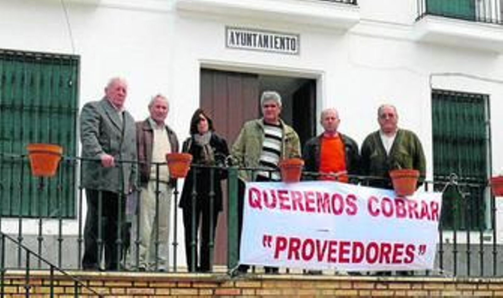 Empresarios acreedores del Ayuntamiento de Escacena durante una protesta por impagos municipales.