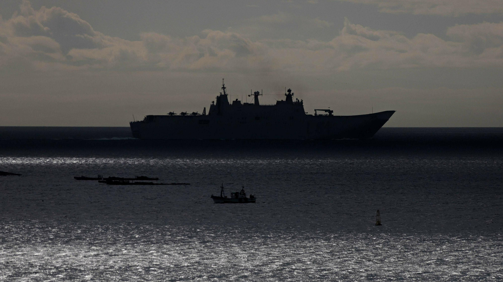 El portaaviones Juan Carlos I surcando las aguas de la Bahía de Algeciras.