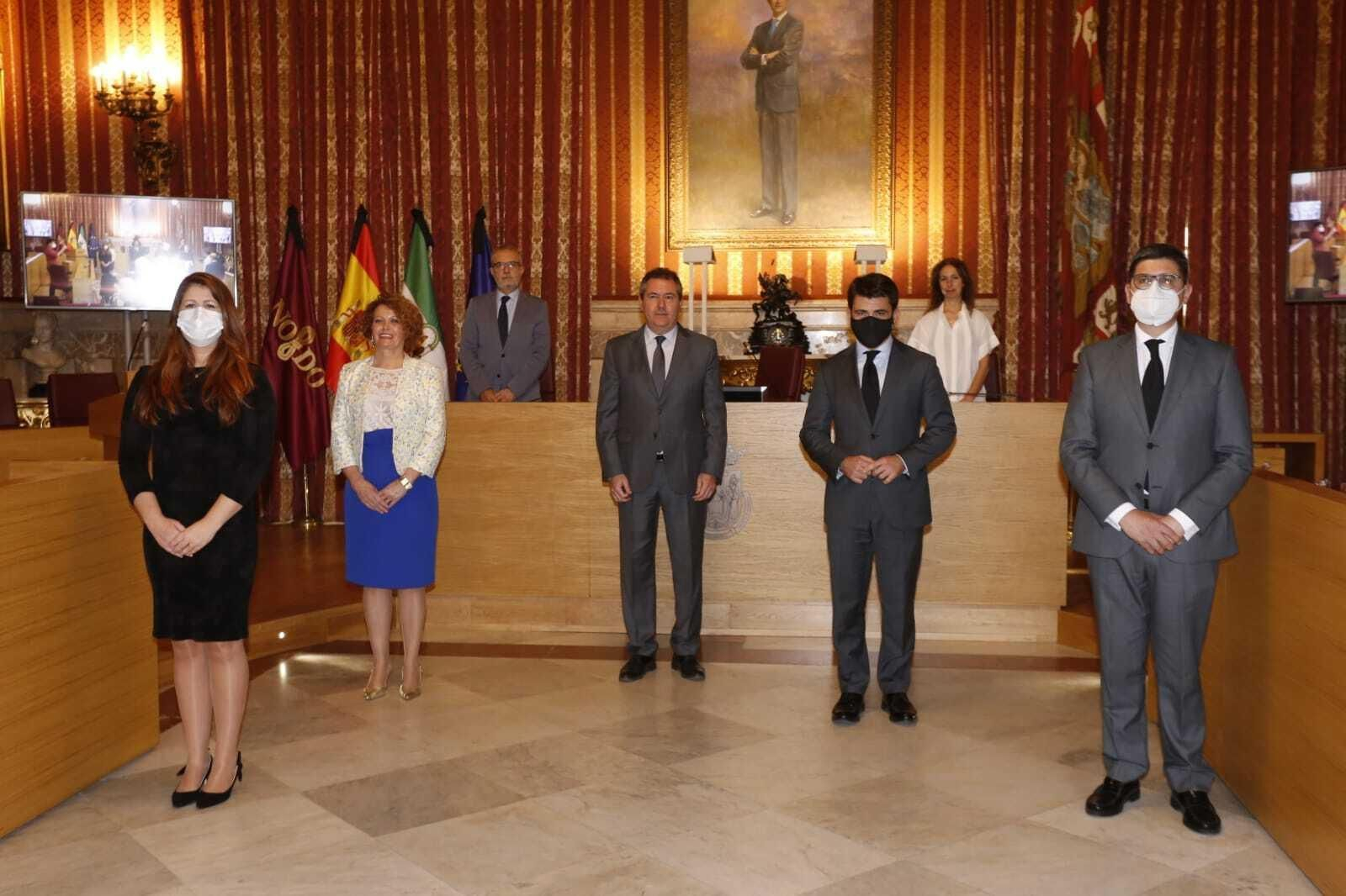 Foto de familia  del alcalde Juan Espadas con los grupos políticos municipales que han firmado el acuerdo con medidas  sociales y sanitarias para Sevilla, este viernes.