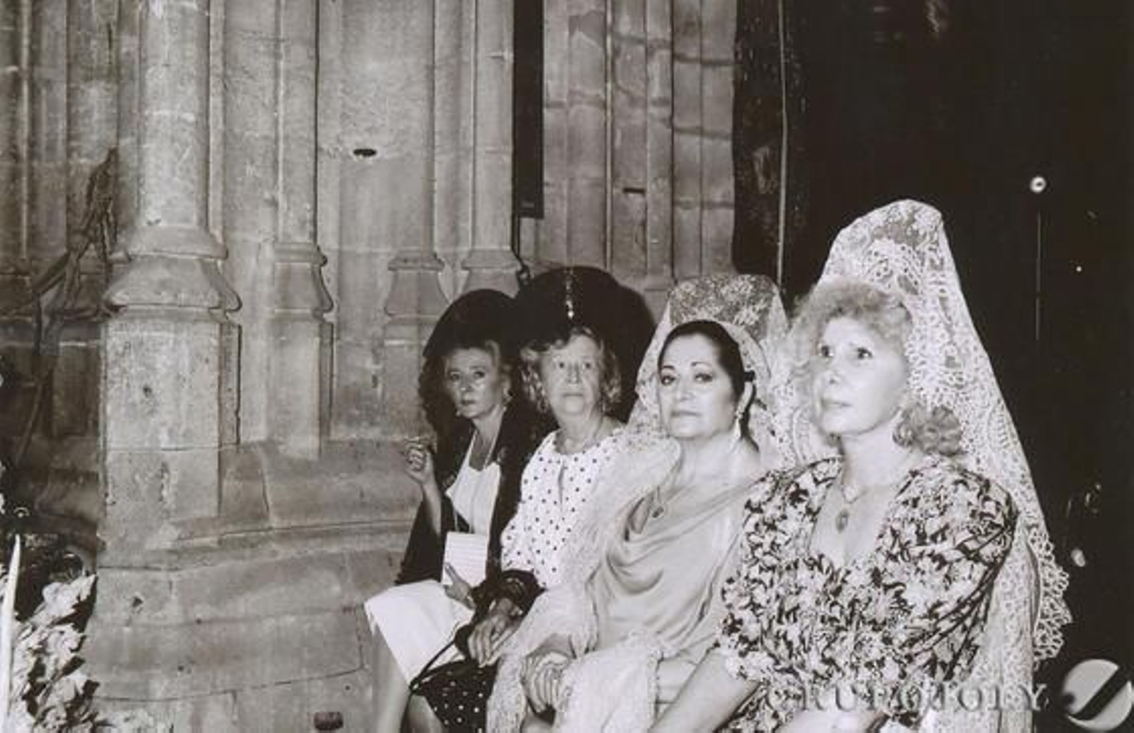 La Duquesa de Alba y Juanita Reina, de mantilla en el pontifical.

Foto: Jesús Martín Cartaya