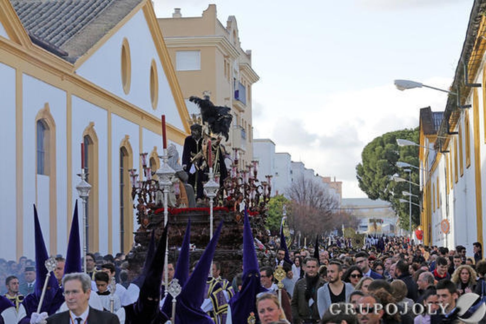 Multitud de vecinos de La Plata arropan al misterio de Nuestro Padre Jesús de las Misericordias en su paso por la calle Pizarro.

Foto: Manuel Aranda