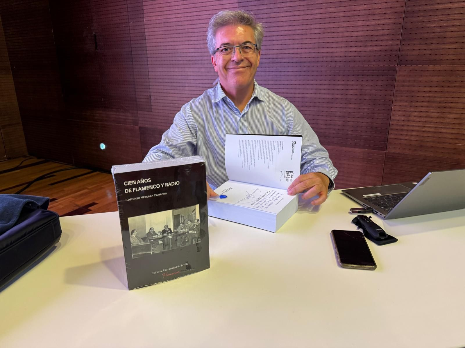 Ildefonso Vergara junto a su obra. Ildefonso Vergara junto a su obra.