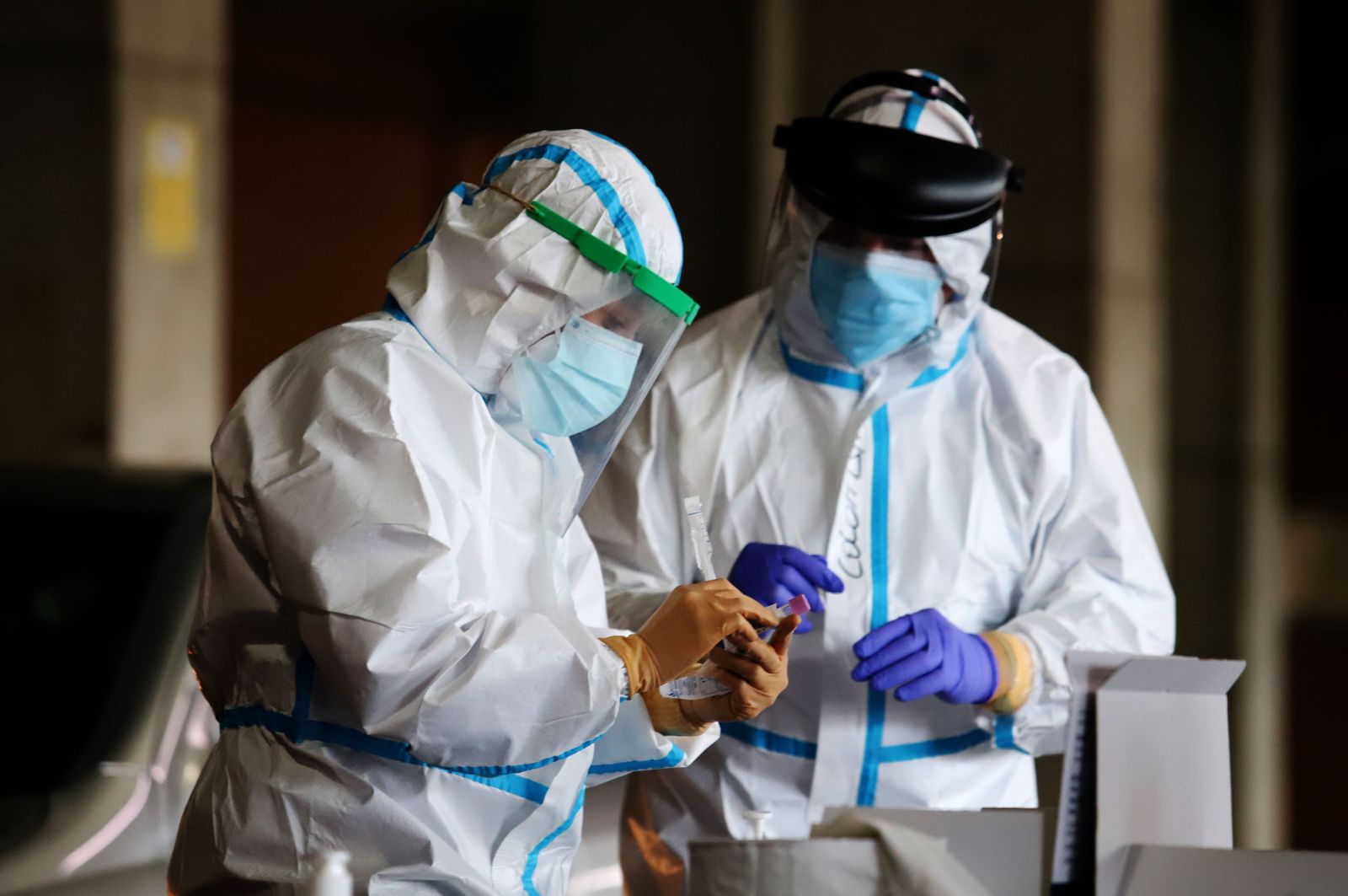 Dos sanitarios preparan pruebas de covid-19.