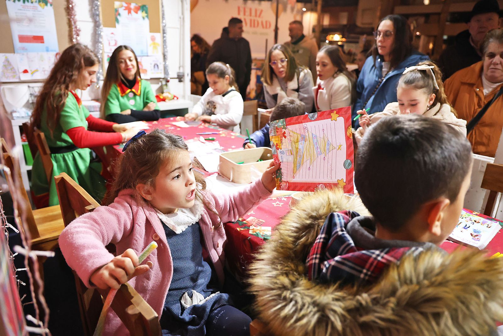 imagenes de los elfos y niños en la estafeta de correos de Huelva