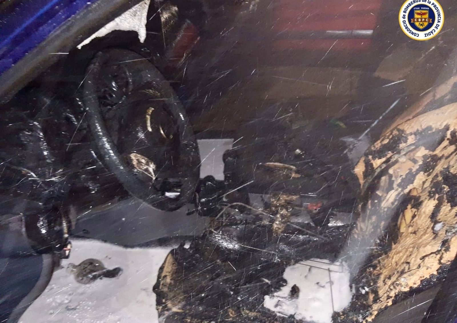 La parte delantera del vehículo que ardió en la plaza de la Constitución de Jerez quedó calcinada