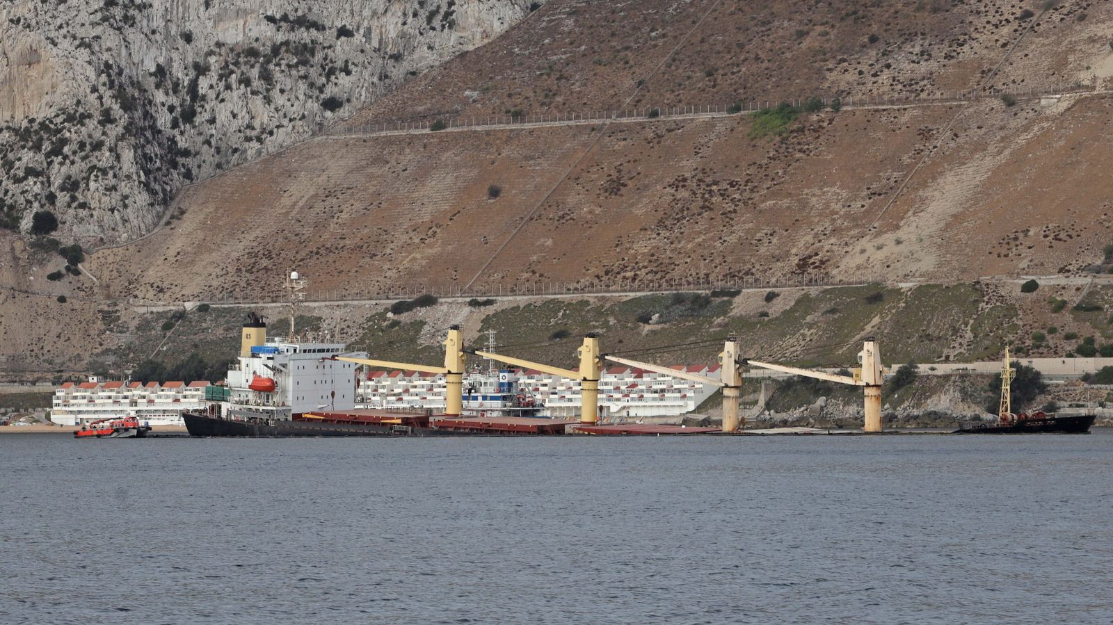 Fotos del buque hundido en Gibraltar y vertido en la playa de Poniente de La Línea