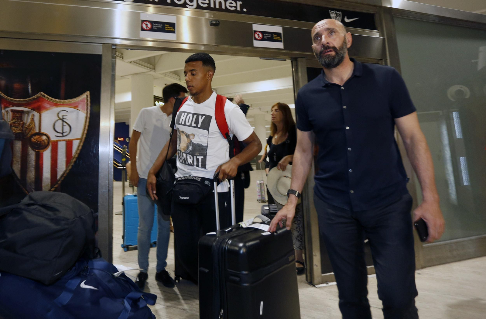 Monchi, el pasado martes, al recoger a Koundé en el aeropuerto.