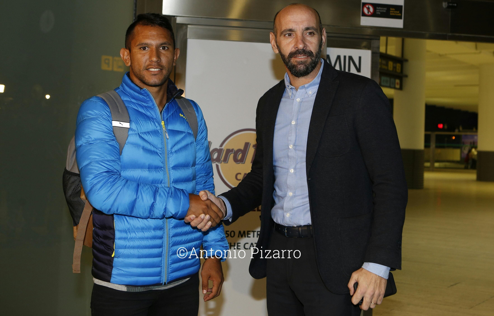 El nuevo fichaje de Sevilla Walter Montoya junto a Monchi en el aeropuerto.