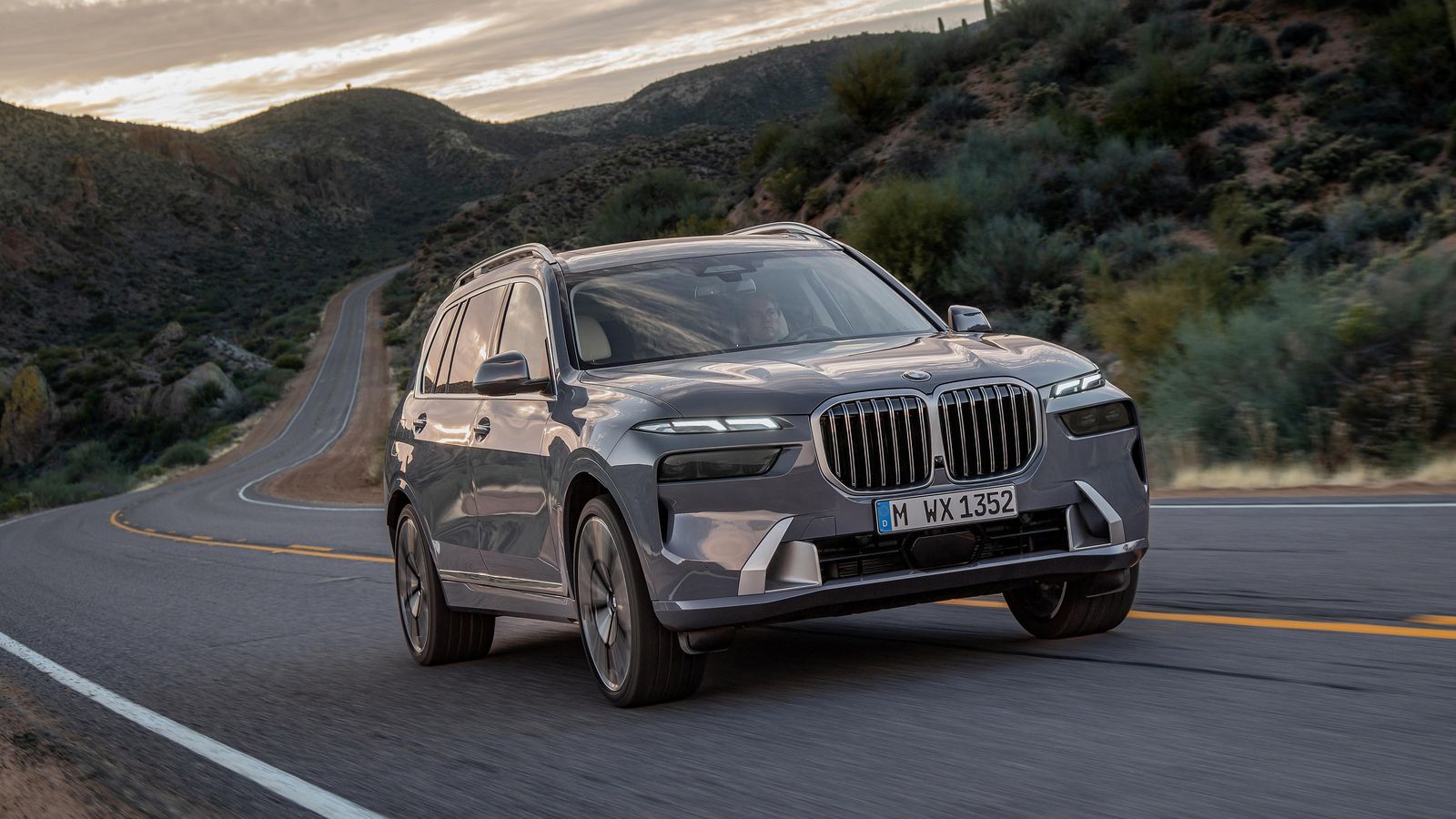 Todos los X7 disponen de microhibridación de 48 voltios e incorporan un generador-motor de arranque montado en el cigüeñal e integrado en la transmisión.