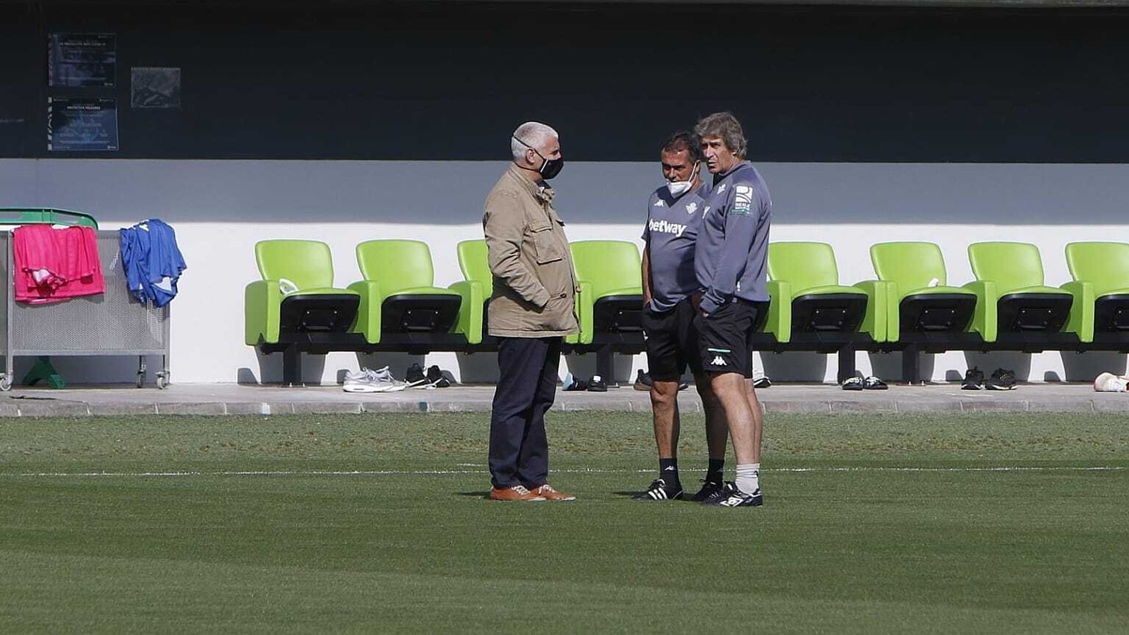 Antonio Cordón dialoga con Pellegrini y Alexis.