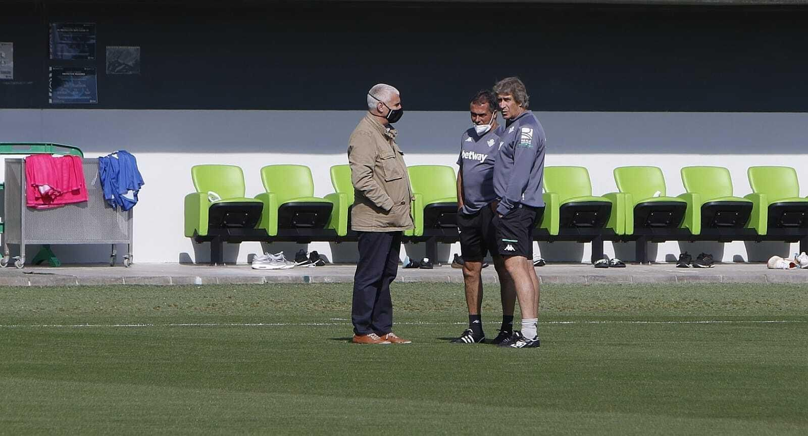 Antonio Cordón dialoga con Pellegrini y Alexis.