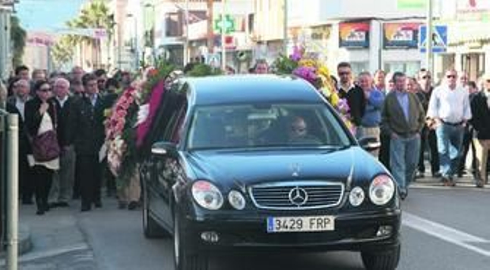 1. Una multitud de personas sigue al coche fúnebre camino de la Iglesia de San Mateo, para dar el último adió al popular personaje tarifeño. 2. Entre la marea de personas que quisieron arropar a la familia, se observa la figura del diestro de Galapagar, el torero José Tomás, que también se acercó hasta el sepelio. 3. El político Jaime Mayor Oreja también se desplazó hasta el municipio tarifeño y en la imagen aparece dándole el pésame a la hija del fallecido  4. El torero Curro Romero, acompañado de su mujer Carmen Tello, también estuvo presente en la ceremonia. Fotos: Shus Terán.