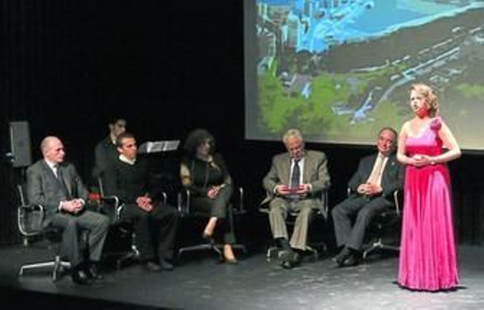 Irene Garrido, junto a los 'Malagueños de hoy', durante su actuación en el Auditorio del Museo Picasso Málaga.