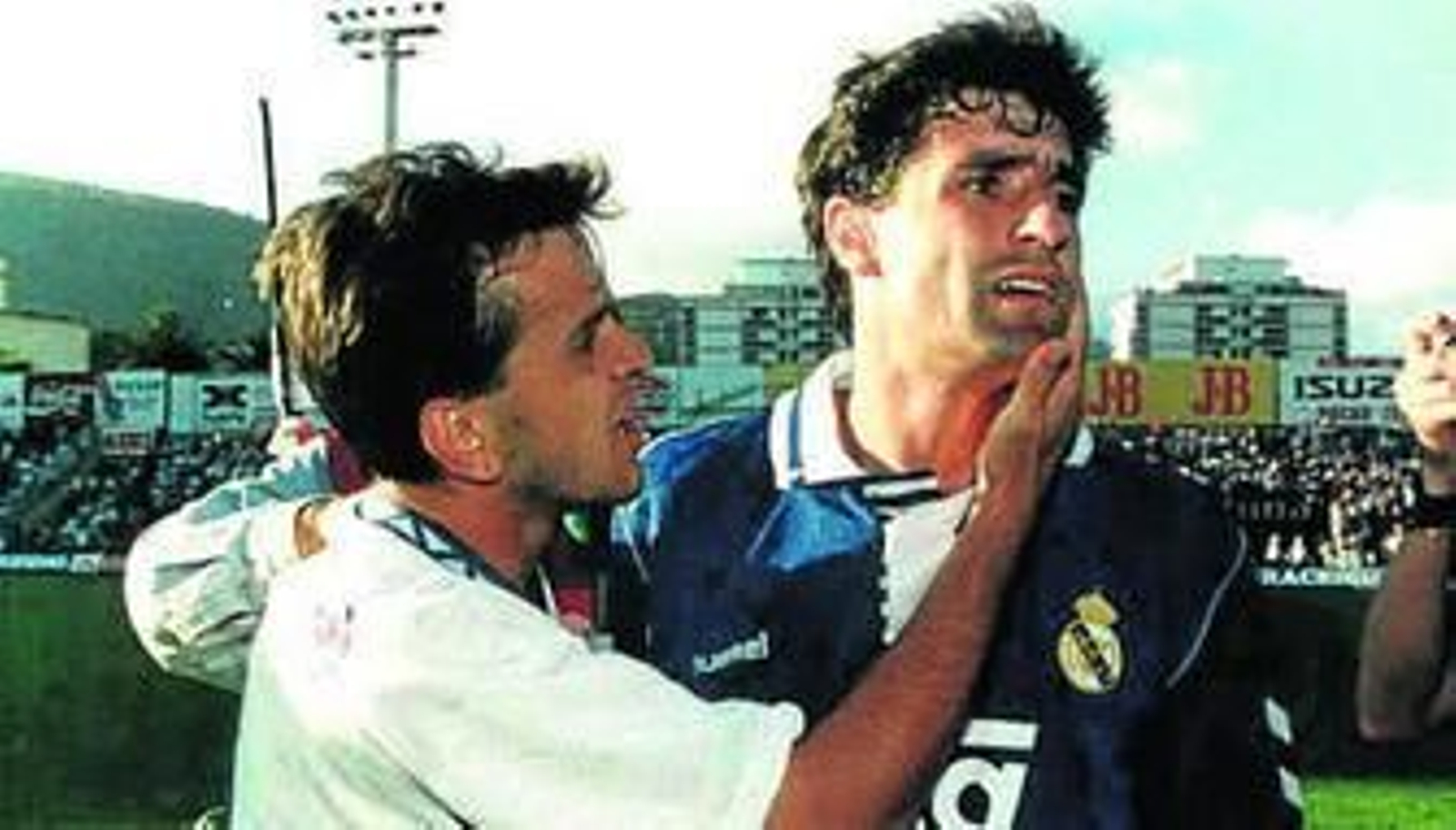 Quique Estebaranz consuela a Míchel tras perder la Liga en 1993.