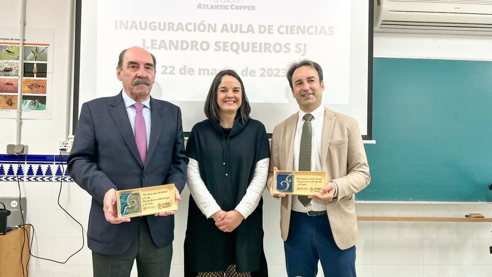 Autoridades en el acto de inauguración del nuevo Aula de Ciencias Leandro Sequeiros San Román en el Colegio Funcadia