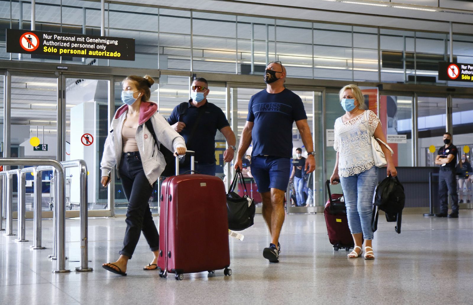 Un grupo de viajeros en la terminal de llegadas del aeropuerto de Málaga este 1 de agosto.