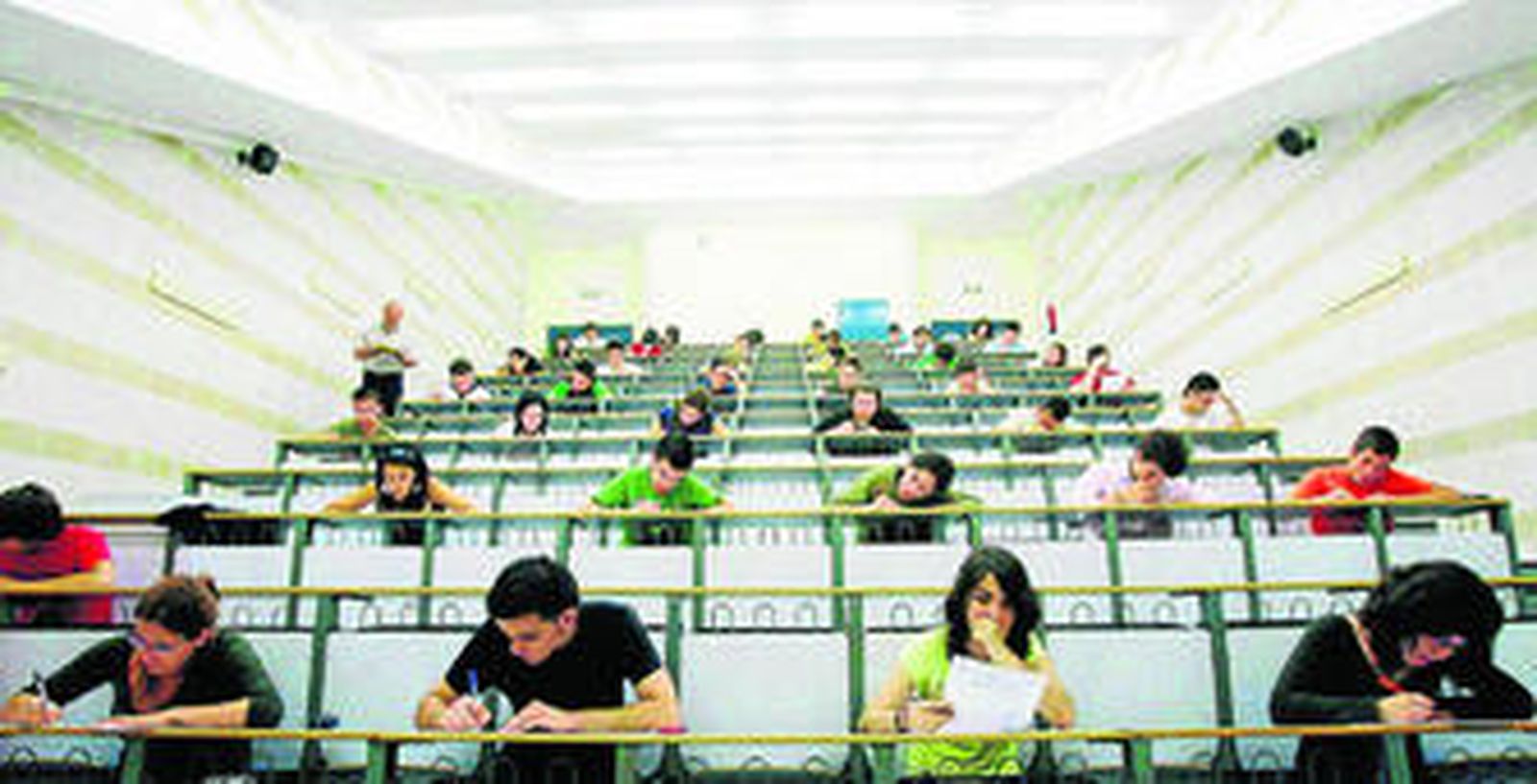 La psicóloga Sagrario López durante una sesión con un estudiante en el Gabinete Psicopedagógico.