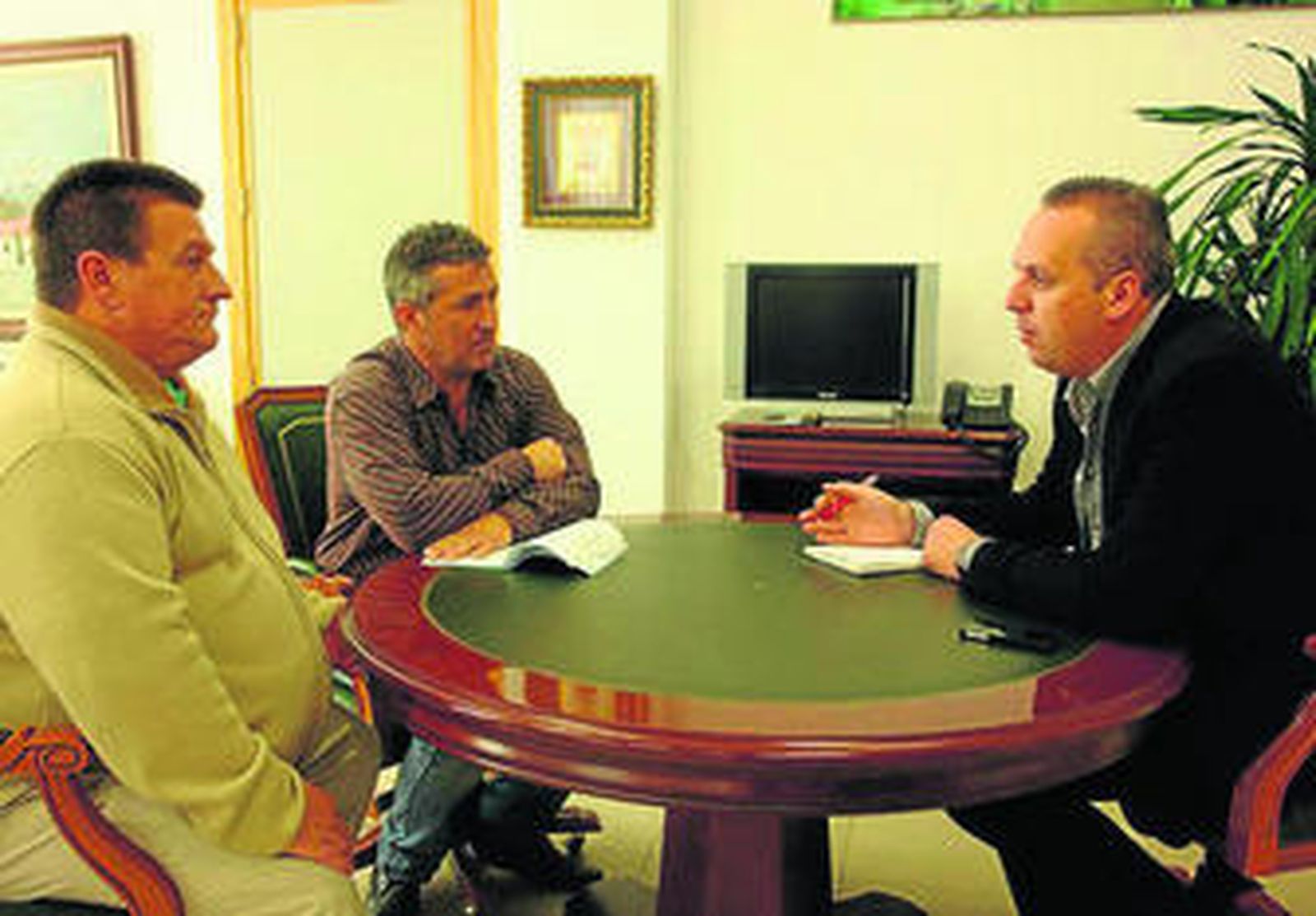 Un instante de la reunión de ayer con Ruiz Boix.