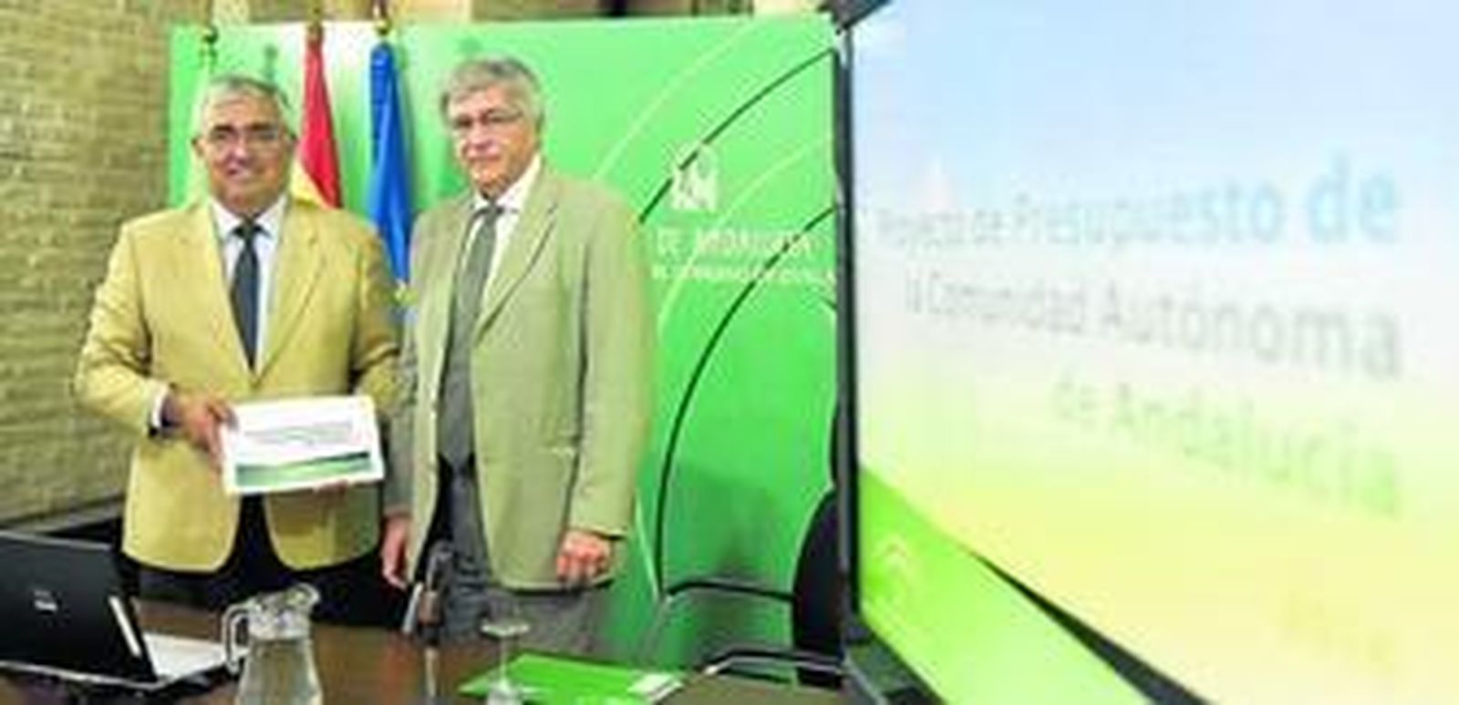 El consejero de Economía Antonio Ramírez de Arellano y el delegado de la Junta en Sevilla, Juan Carlos Raffo, ayer en la rueda de prensa de los presupuestos andaluces.