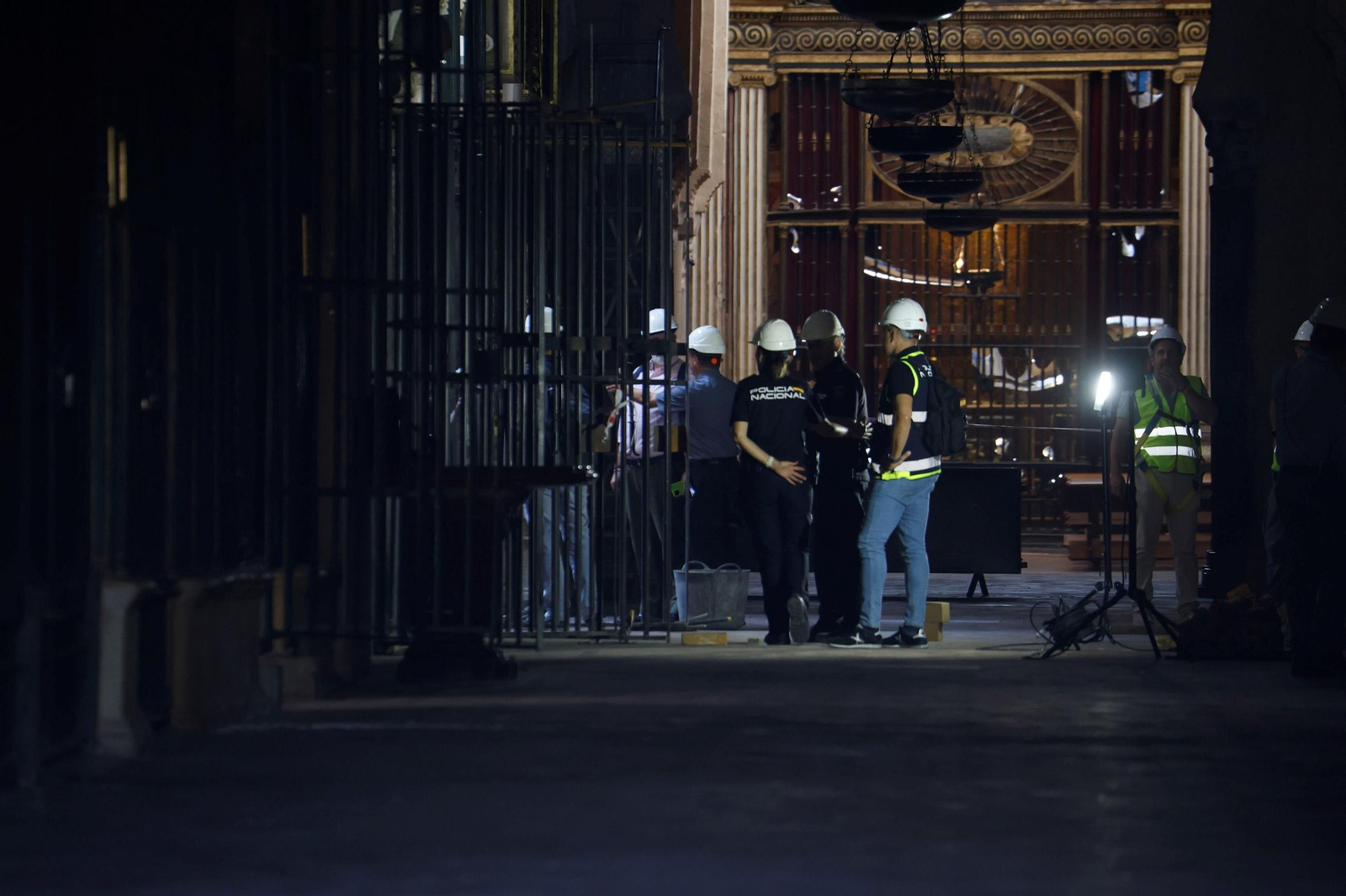 Miembros de la Policía Nacional y técnicos visitan la zona afectada en la Mezquita-Catedral.