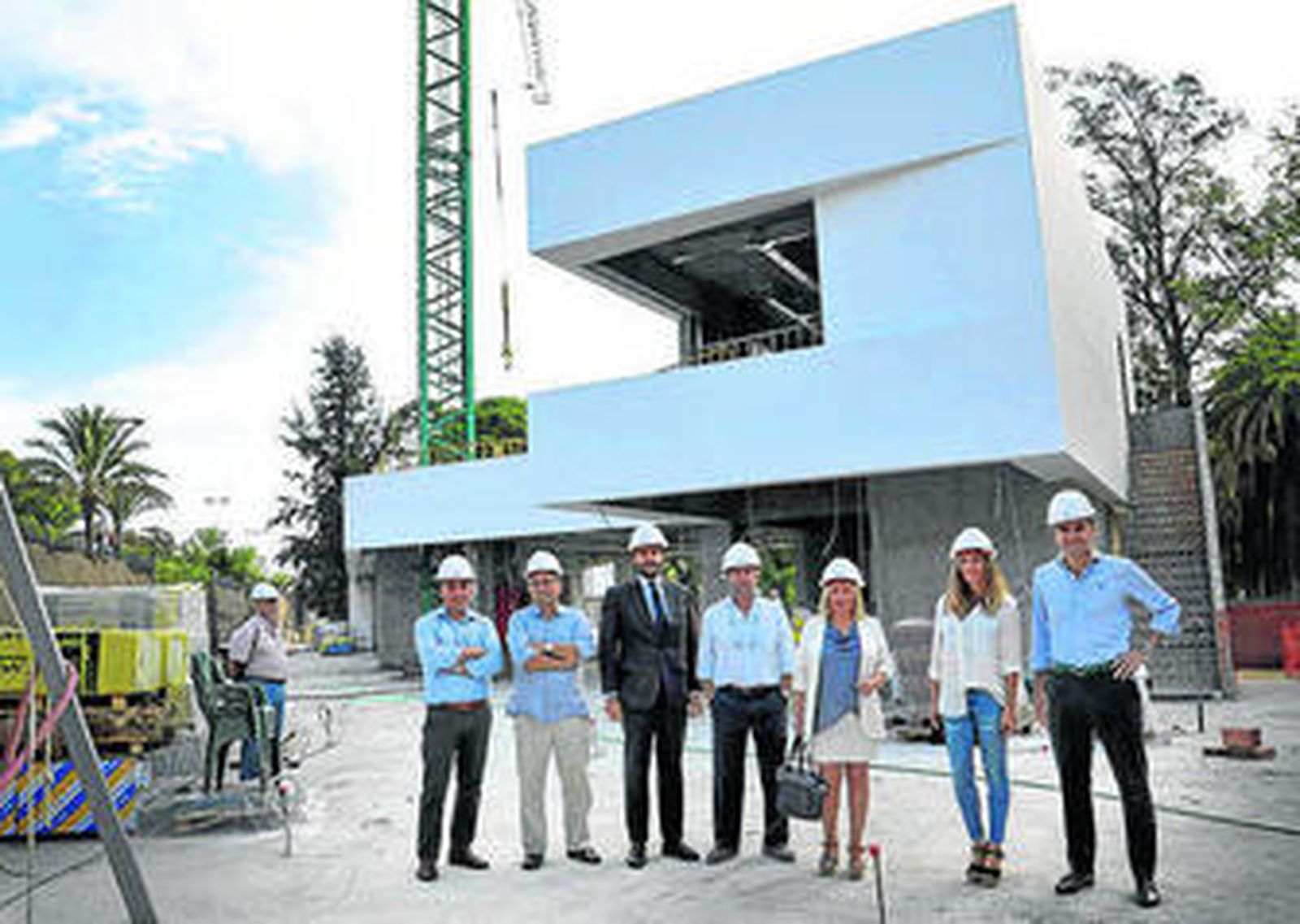 La alcaldesa, ayer durante su visita rodeada de responsables de la ejecución y la puesta en marcha del proyecto.