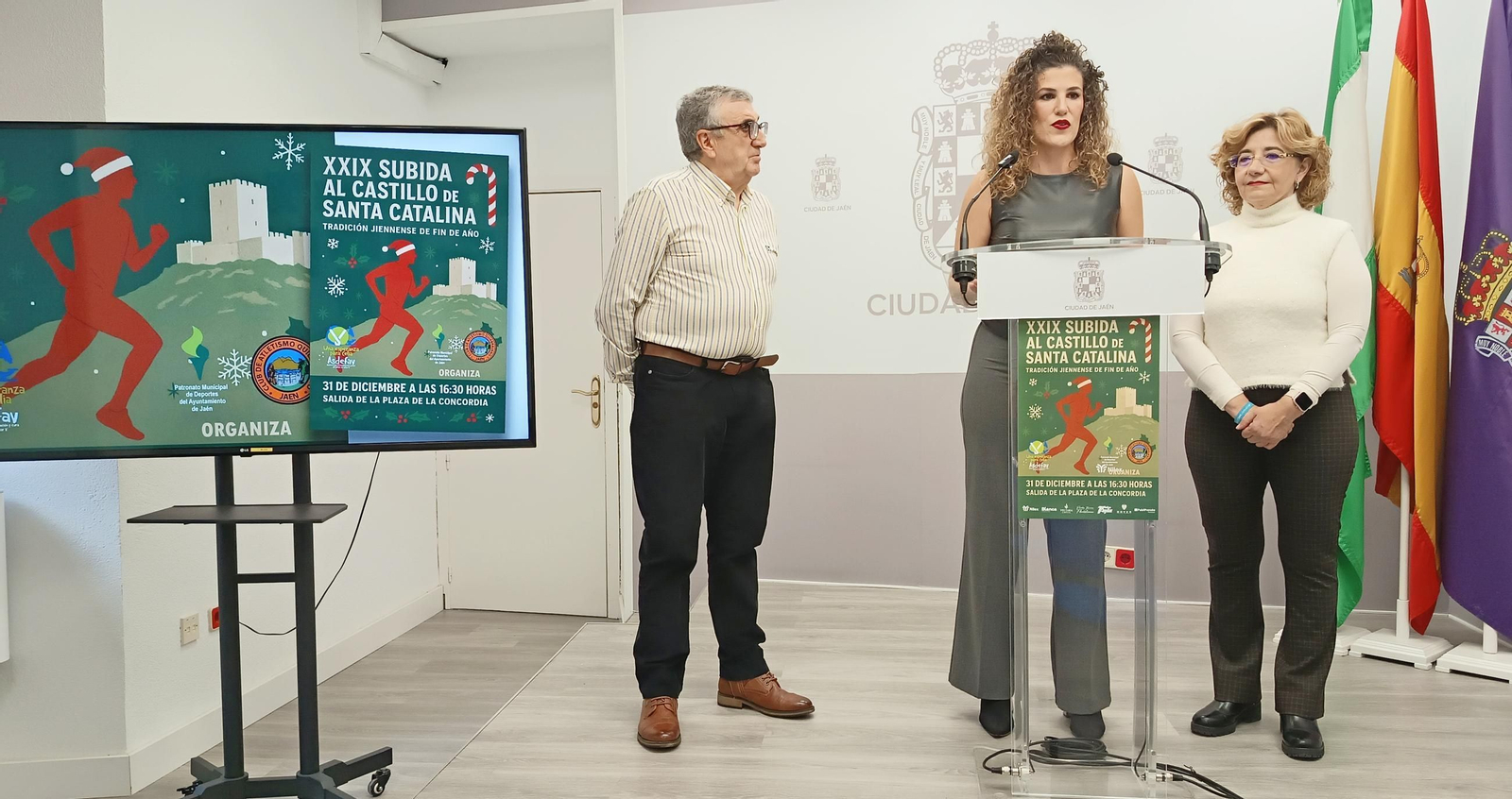 Felipe Cano, junto a María José Extremera, durante la intervención de Beatriz López.