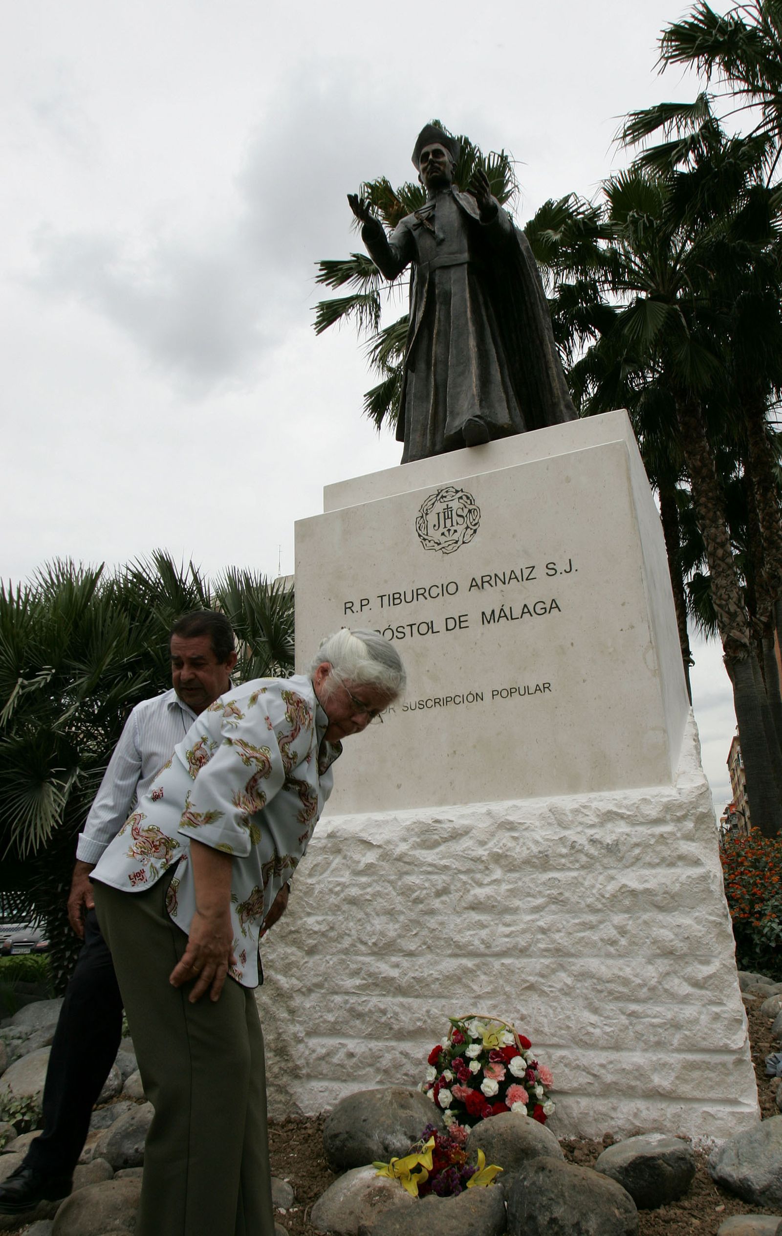 La estatua del jesuita Tiburcio Arnáiz se ubica en calle Armengual de la Mota.