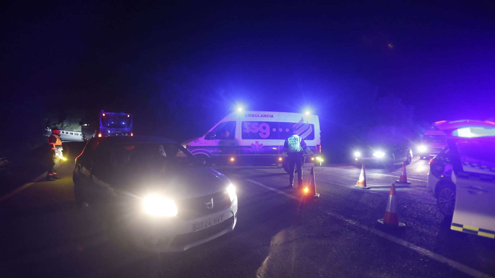 Una ambulacia en Adamuz (Córdoba) este domingo.