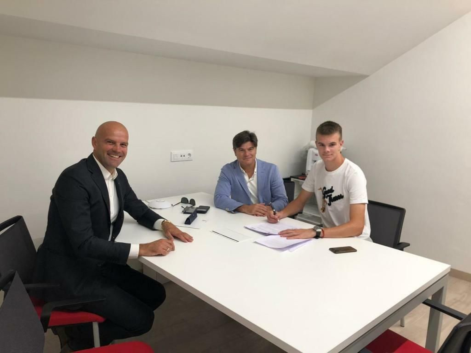 Igor Gluscevic, ex delantero del Sevilla, junto a Agustín López y su hijo Nikola en el momento de la firma.