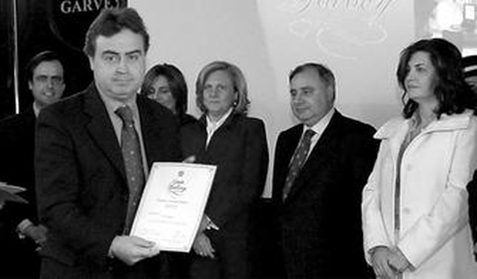 El director del Hotel Jerez, Antonio Real, recoge su premio en el estrado.