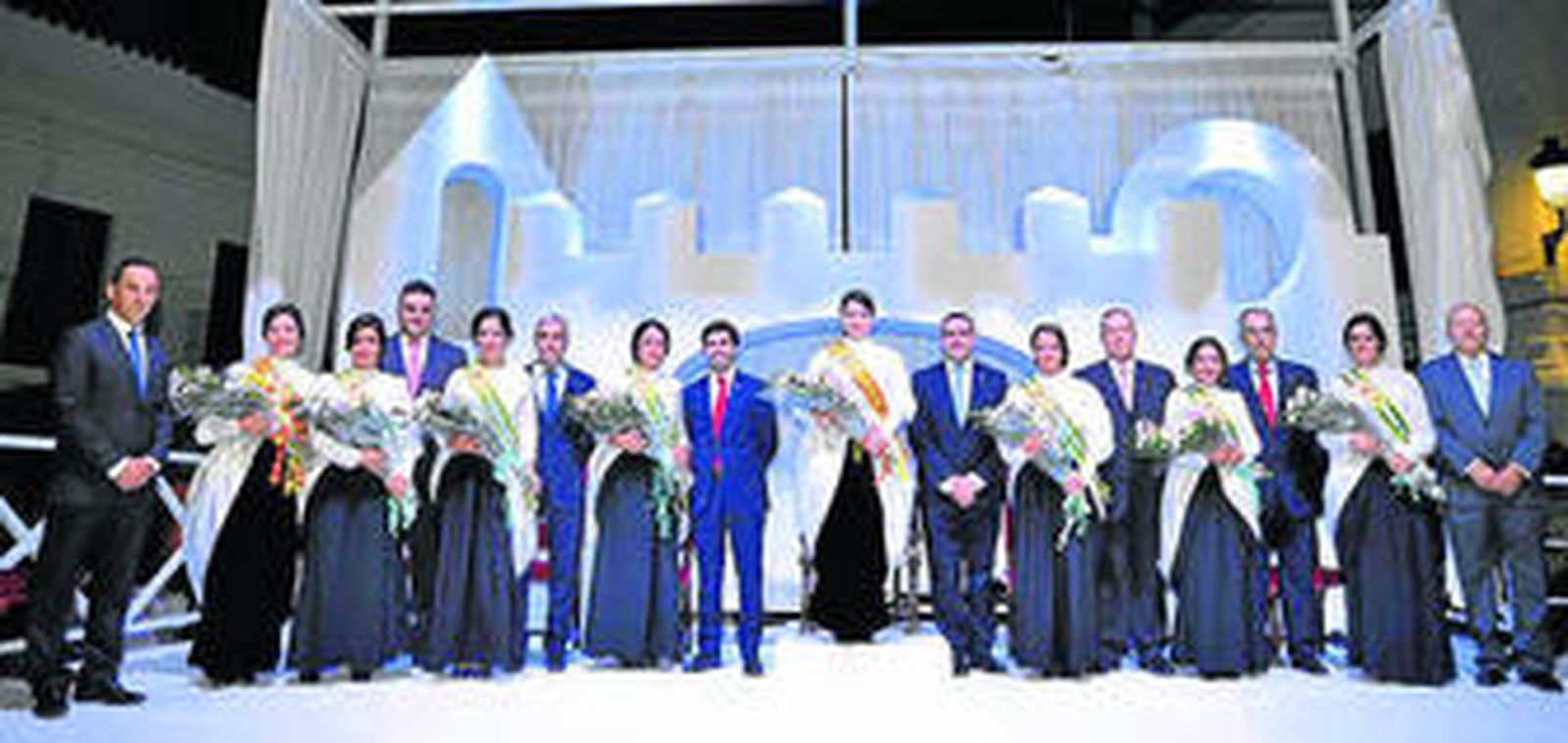 Las cobijadas mayores juveniles y su cortejo de damas, tras su proclamación en el escenario instalado junto a la plaza de Los Pescaítos de Vejer.