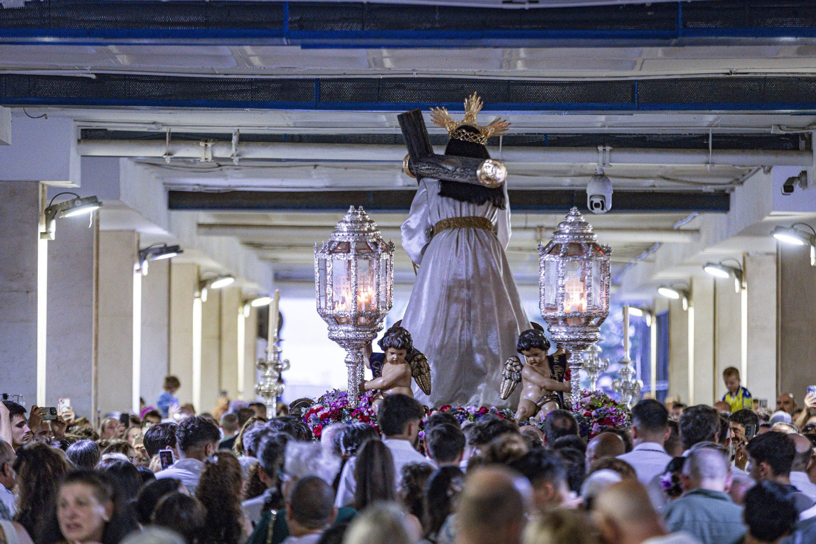 Las imágenes de la histórica visita del Nazareno de Santa María al hospital Puerta del Mar de Cádiz