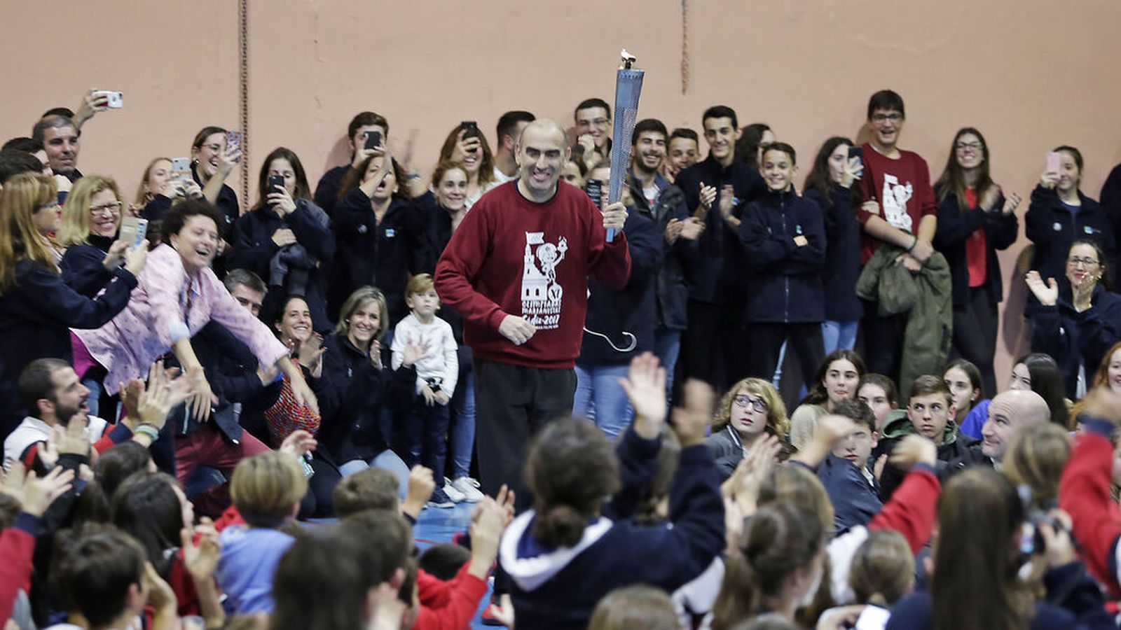 Paco Sanz porta la antorcha junto a los voluntarios en la última Olimpiada Marianista celebrada en Cádiz.