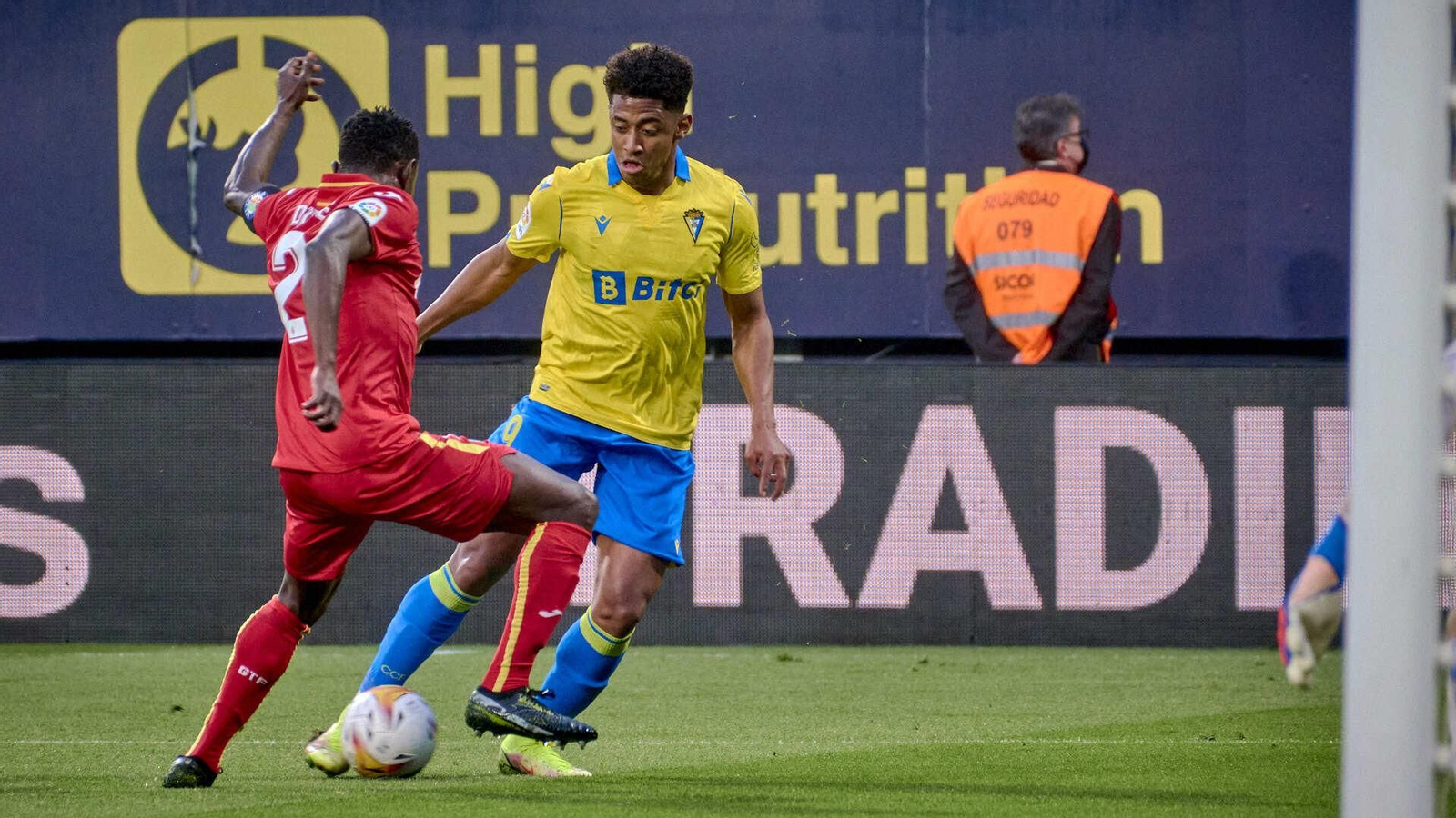 Partido de fútbol entre el Cádiz CF y el Getafe CF.