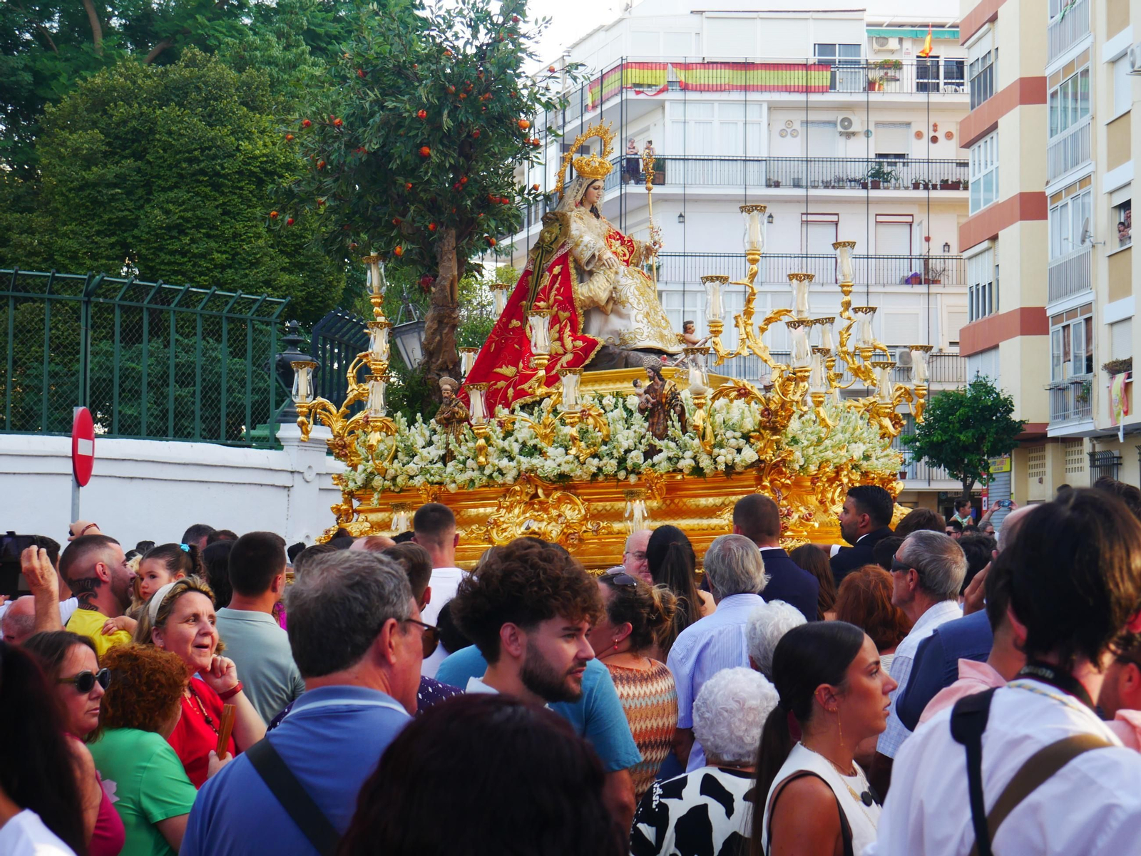El entorno del barrio de La Pastora lució abarrotado durante la procesión.