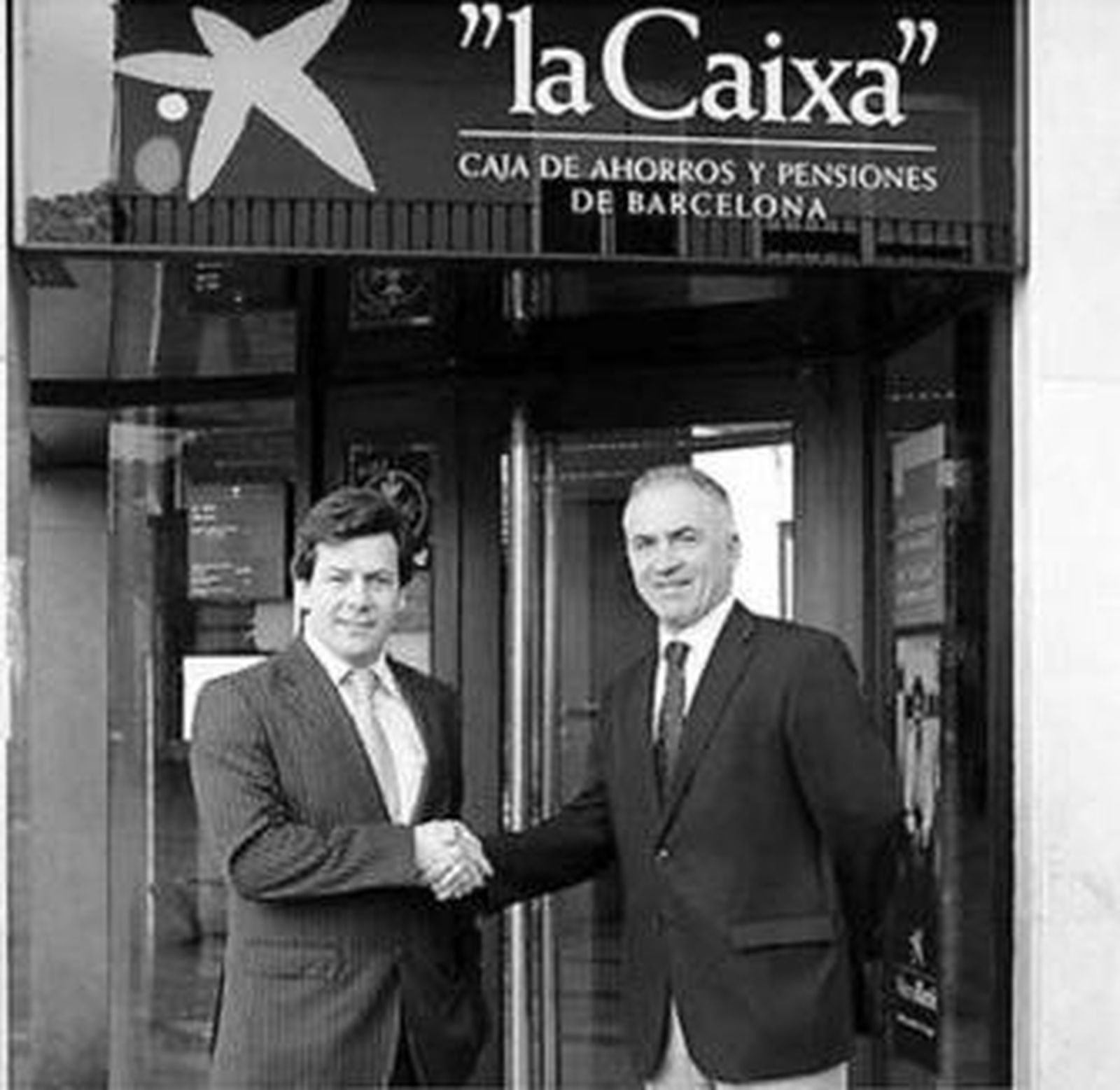 Javier Gómez (izq.) y Nicolás Lucero, tras sellar el acuerdo.