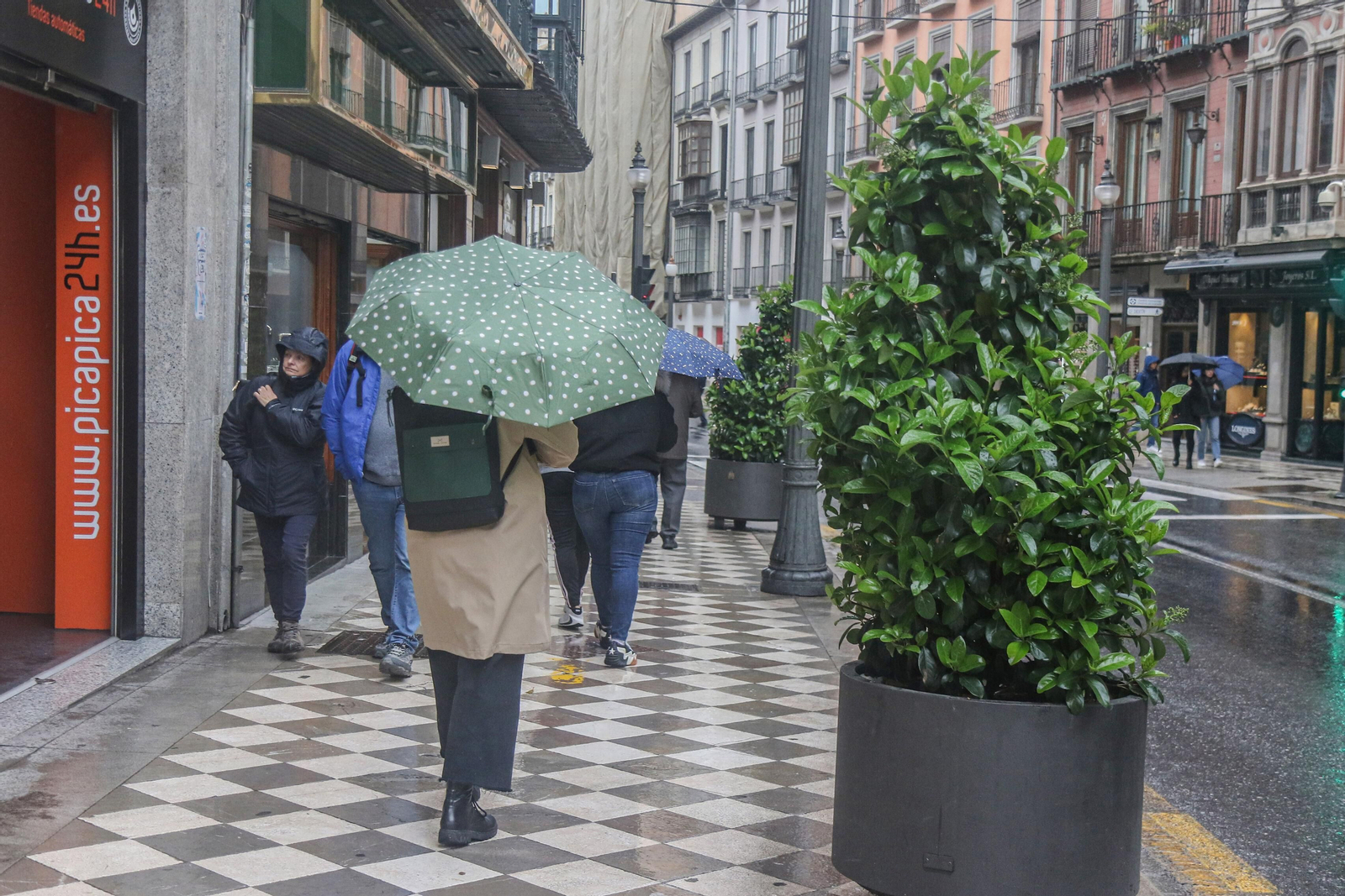 Lluvia en el centro de Granada.