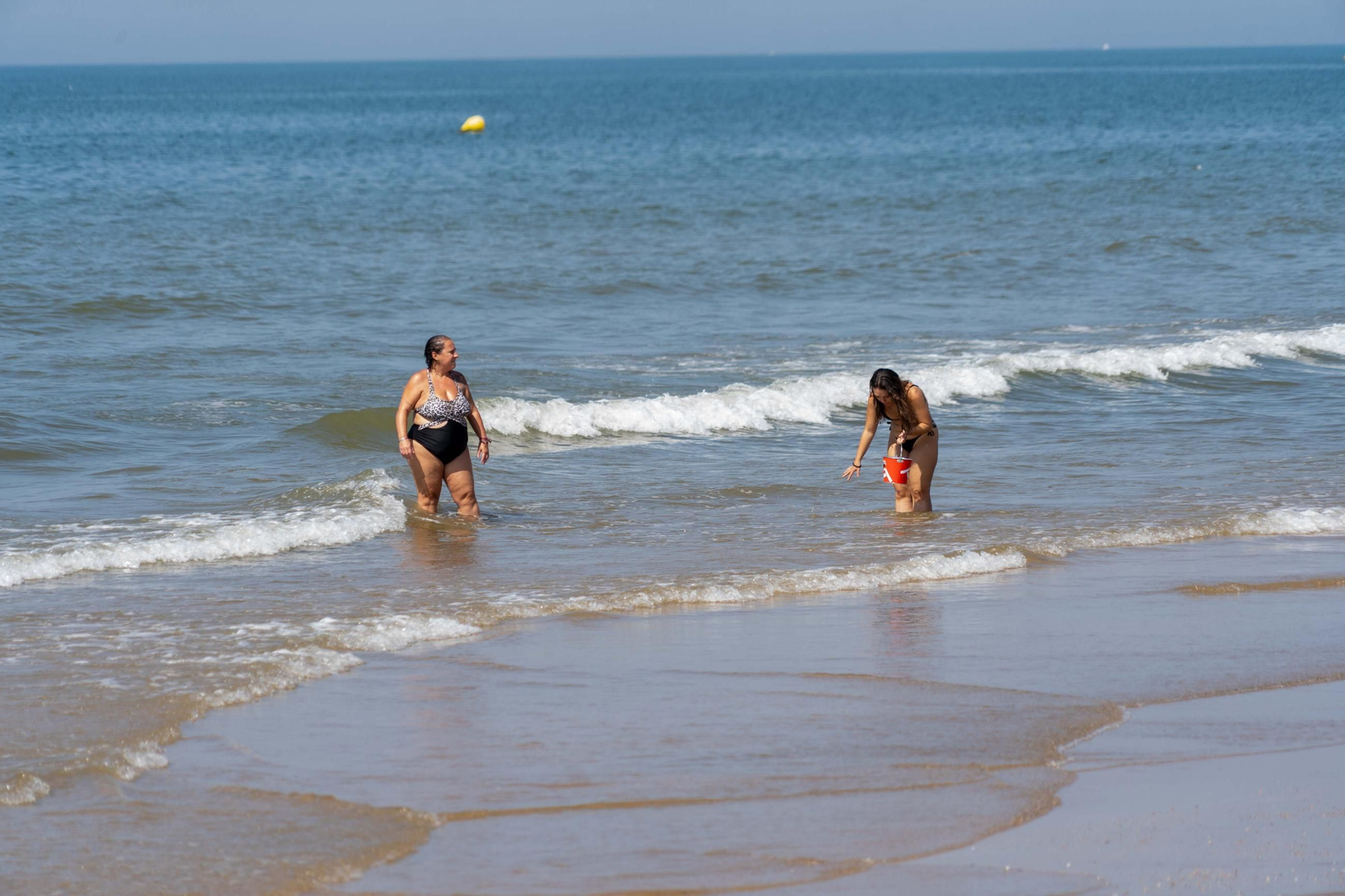 Una mañana de domingo en El Espigón, la playa de Huelva capital.