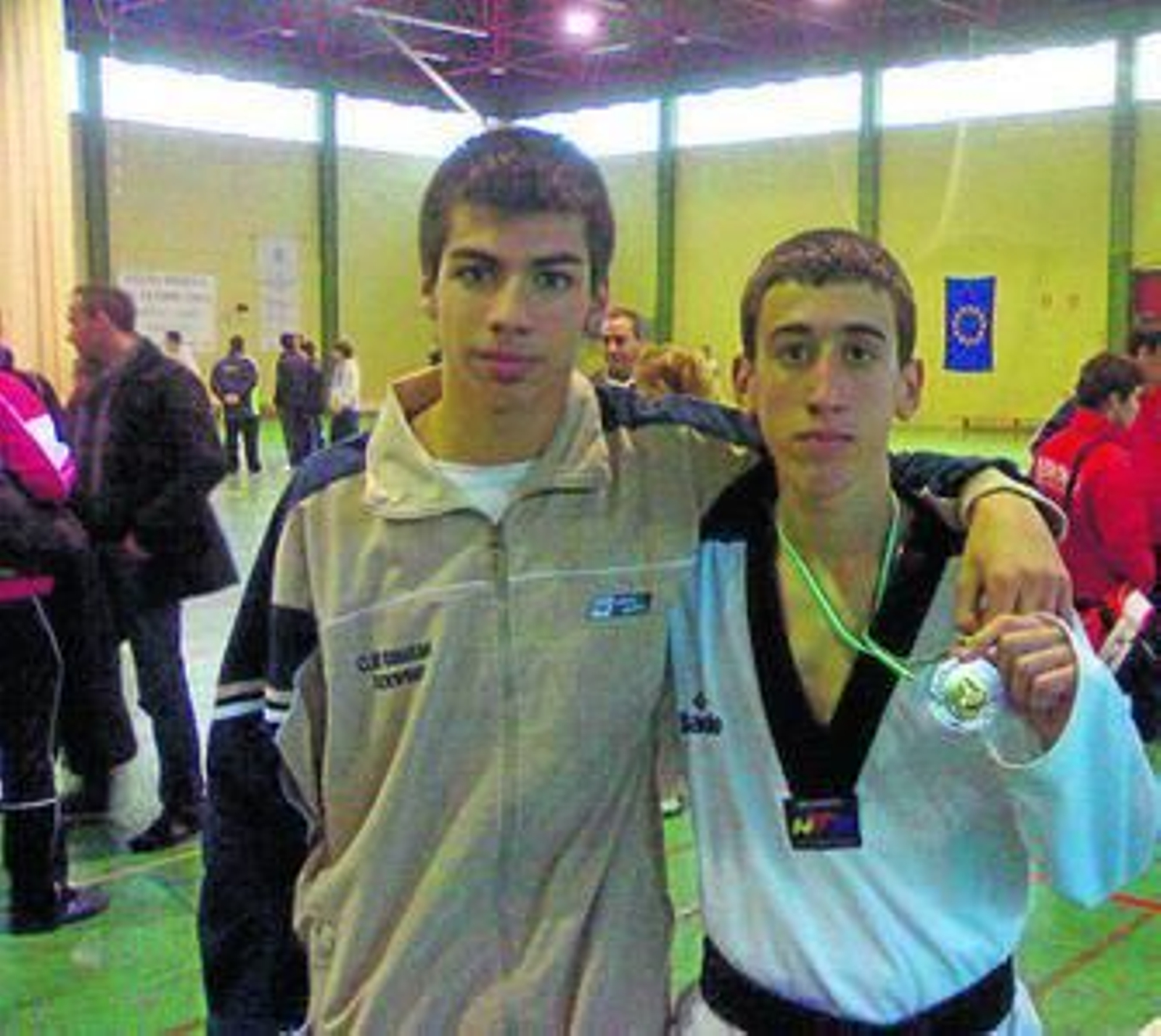 Díaz Muriel muestra su medalla junto a su compañero Rodríguez Camacho.