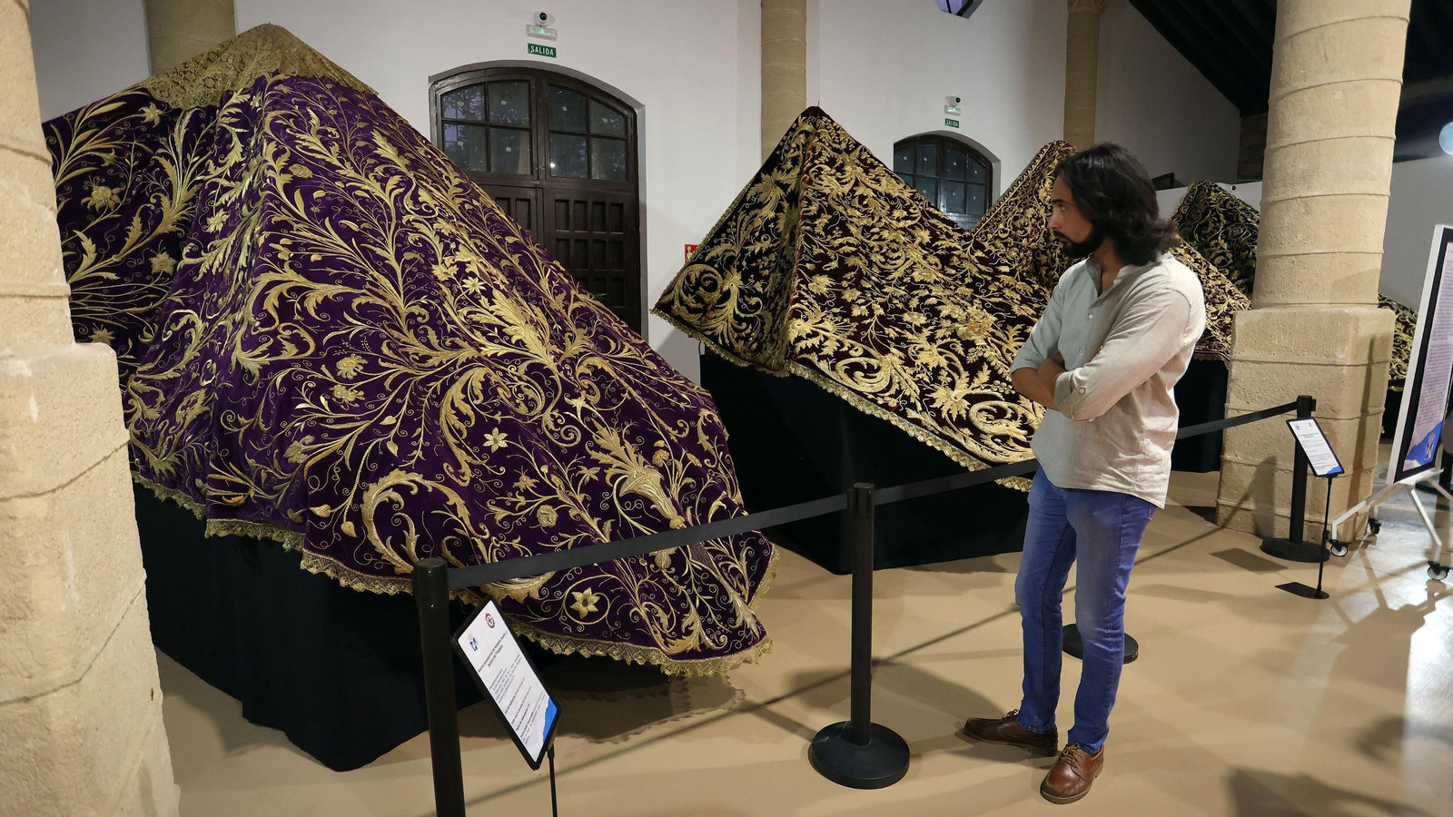 Inauguración de la exposición de mantos de vírgenes dentro de los actos de la Magna Mariana