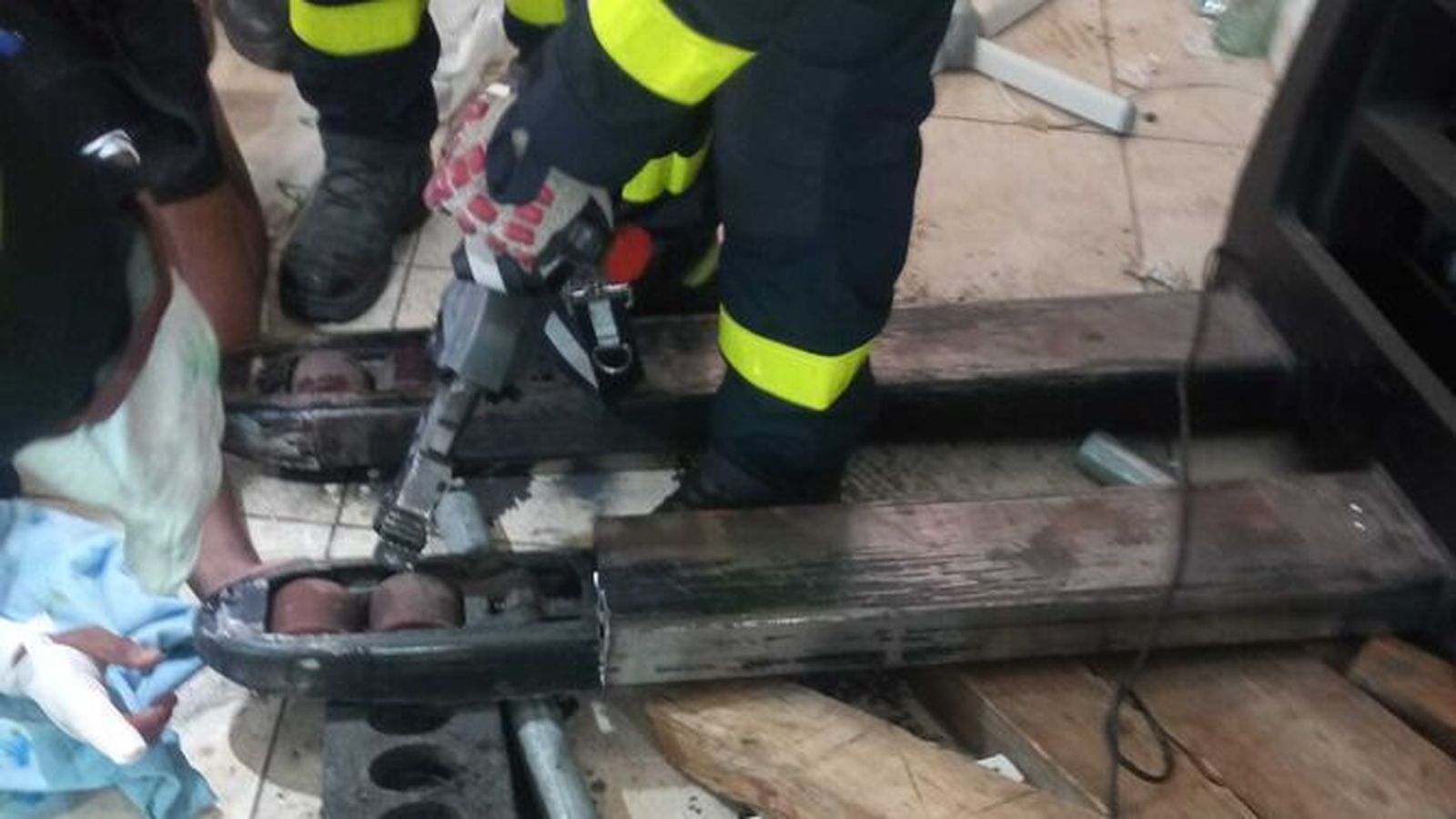 Imagen del proceso de rescate de los bomberos.