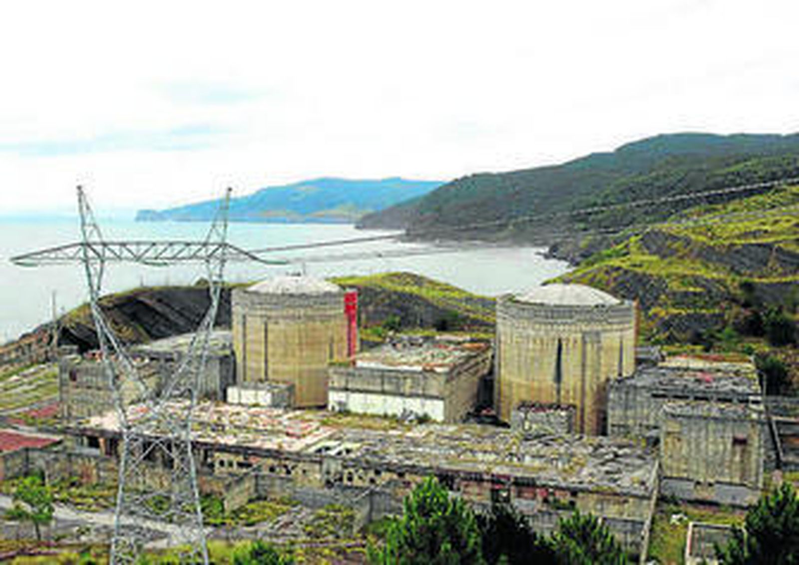 Edificios de la central nuclear de Lemóniz.