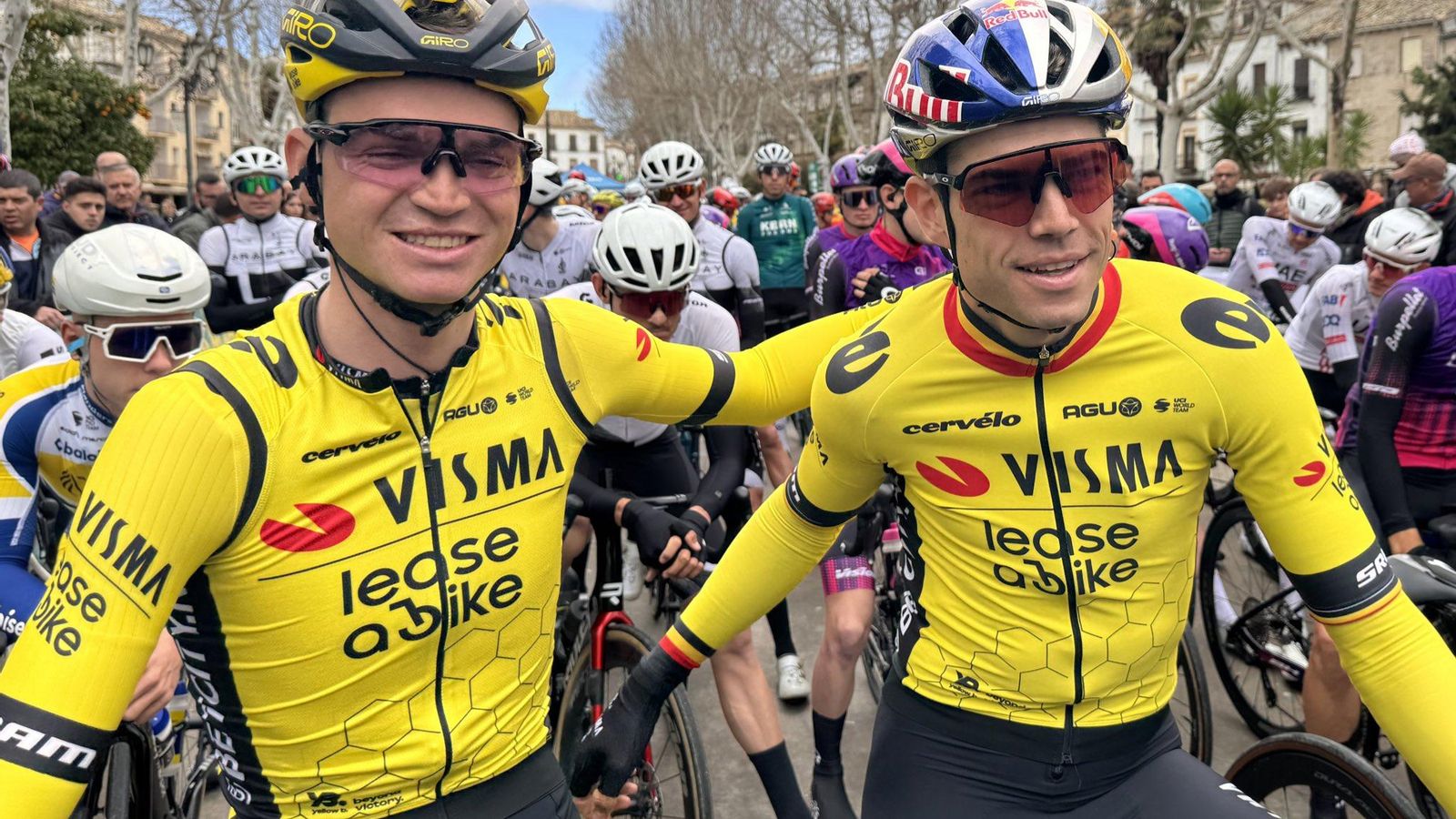 Van Aert y Sepp Kuss, ya estuvieron presentes en la edición del año pasado por el mar de olivos.