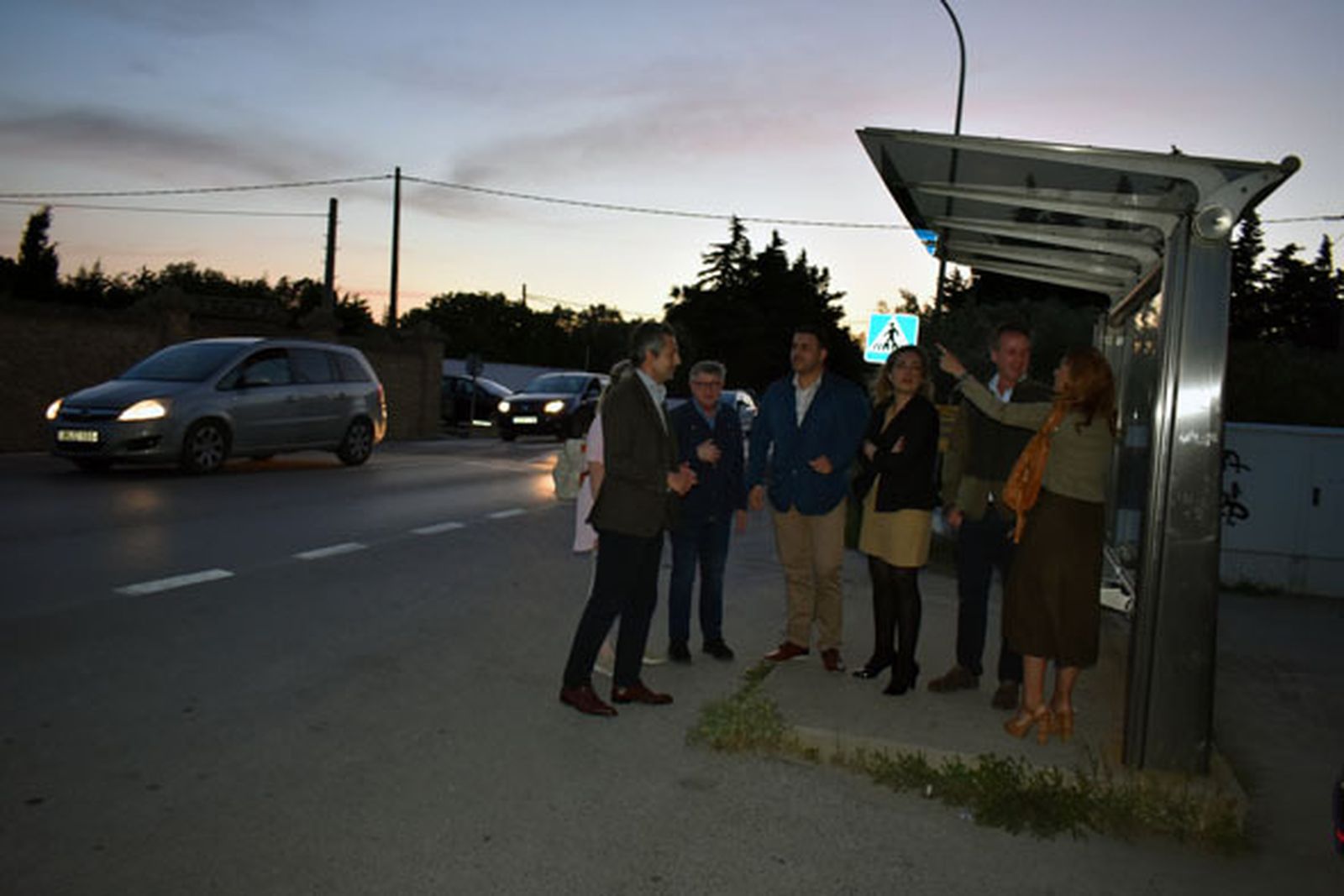 El candidato del PP, Andrés Núñez, con parte de la candidatura popular,  durante su visita a la parada del Pago del Humo.